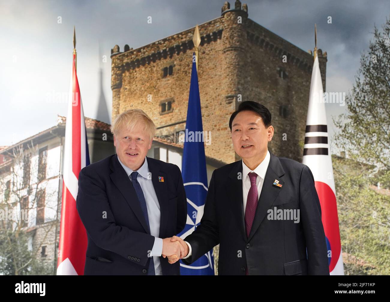 Premierminister Boris Johnson begrüßt den südkoreanischen Präsidenten Yoon Suk-yeol im Vorfeld eines bilateralen Treffens während des NATO-Gipfels in Madrid, Spanien. Bilddatum: Donnerstag, 30. Juni 2022. Stockfoto Premierminister Boris Johnson begrüßt den südkoreanischen Präsidenten Yoon Suk-yeol im Vorfeld eines bilateralen Treffens während des NATO-Gipfels in Madrid, Spanien. Bilddatum: Donnerstag, 30. Juni 2022. Stockfoto