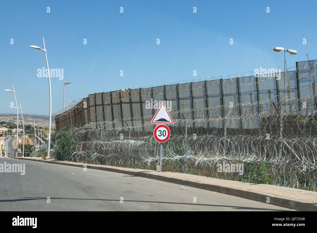 Der Sicherheitszaun an der marokkanischen Grenze wurde stark verstärkt, um Migranten an der Überquerung auf spanisches Territorium zu hindern. Nach dem massiven Versuch, die Grenze zwischen Marokko und Spanien zu überqueren, wurden die Stadt Nador und ihre Umgebung von der marokkanischen Polizei und Armee intensiv überwacht. Der Zaun wurde repariert und einige Todesfälle wurden schnell begraben. Die Belagerung durch die Sicherheitskräfte und die Angst vor Menschen, die unter irgendeiner Art von Repression leiden, erschweren den Erhalt von Informationen aus der Presse, wenn sie mit einigen Aussagen über das, was am 24. Juni 2 geschah, zusammenarbeiten Stockfoto