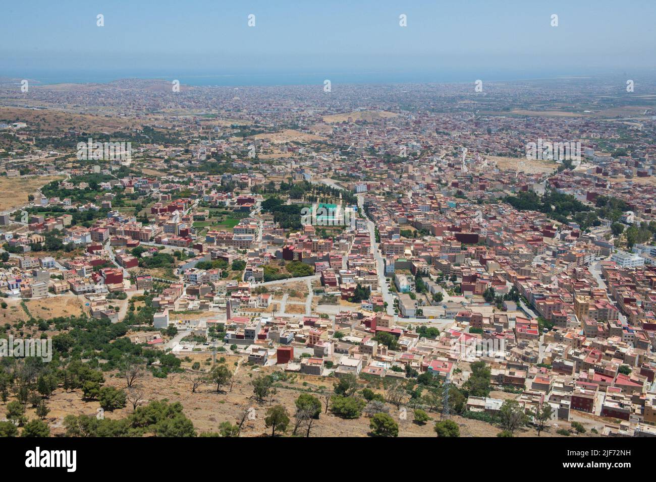 (ANMERKUNG DER REDAKTION: Bild aufgenommen mit Drohne) Blick auf die Stadt Nador vom Gipfel des Berges Gourougou, wo Migranten, die die Grenze überqueren wollen, regelmäßig vor der marokkanischen Polizei Zuflucht suchen. Nach dem massiven Versuch, die Grenze zwischen Marokko und Spanien zu überqueren, wurden die Stadt Nador und ihre Umgebung von der marokkanischen Polizei und Armee intensiv überwacht. Der Zaun wurde repariert und einige Todesfälle wurden schnell begraben. Die Belagerung durch die Sicherheitskräfte und die Angst vor Menschen, die unter irgendeiner Art von Repression leiden, erschweren den Erhalt von Informationen aus der Presse Stockfoto