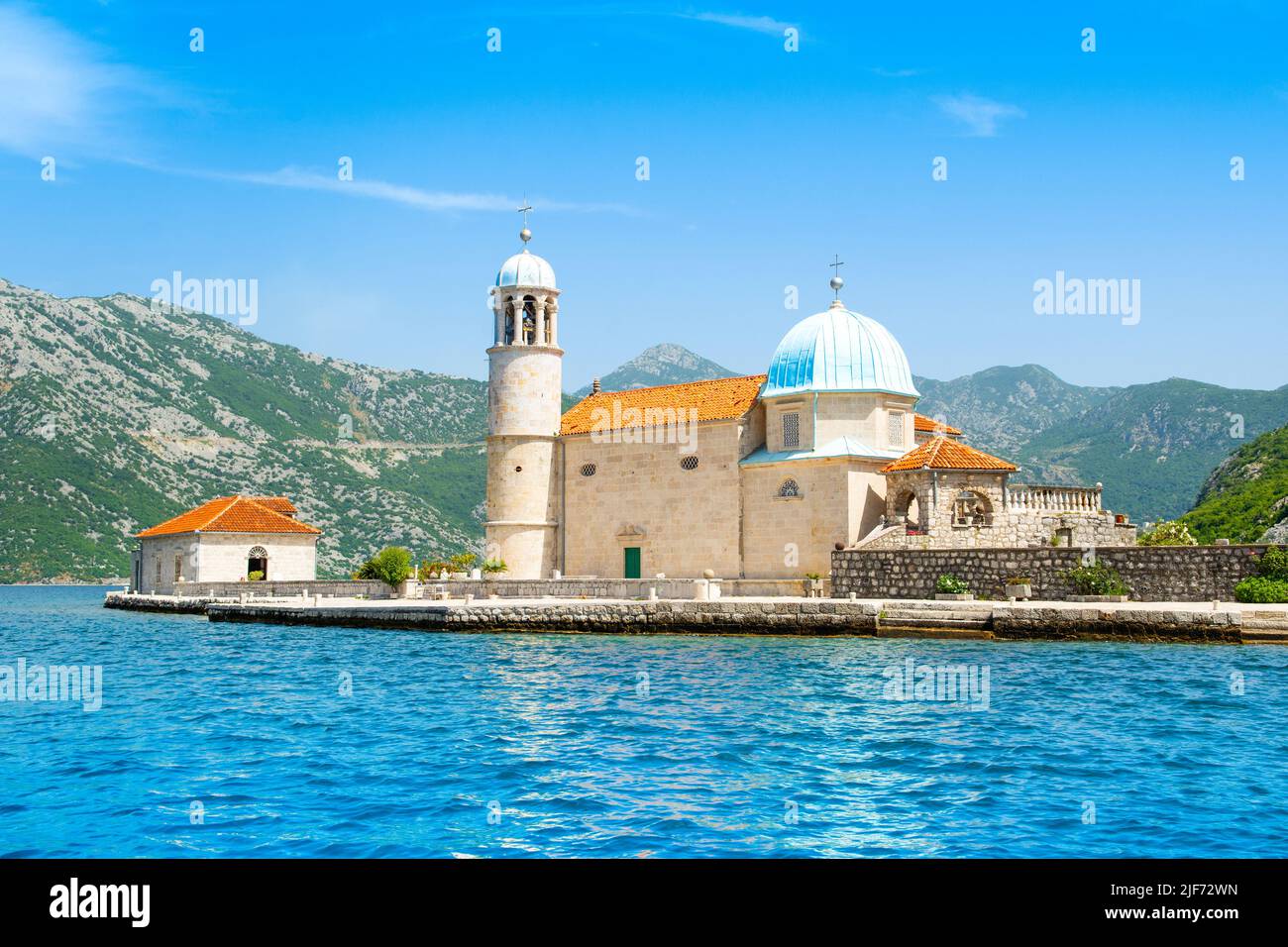 Landschaft der Bucht von Kotor Küste - Boka Bucht mit Blick auf die römisch-katholische Kirche unserer Lieben Frau von den Felsen, Montenegro Stockfoto