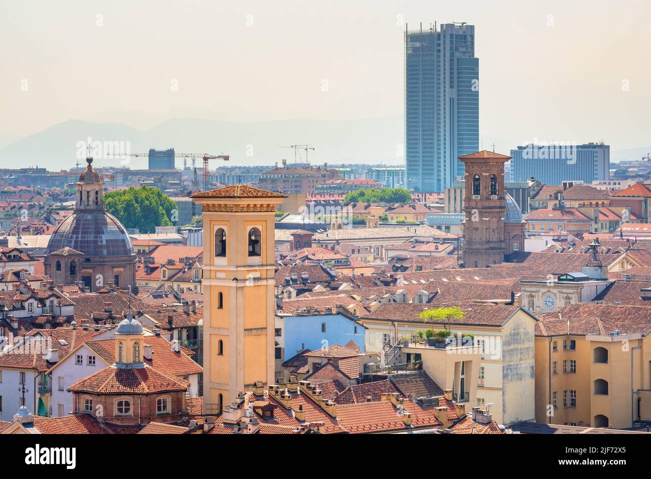 Stadtlandschaft einer europäischen Stadt, die alte und moderne Gebäude miteinander vermischen Stockfoto