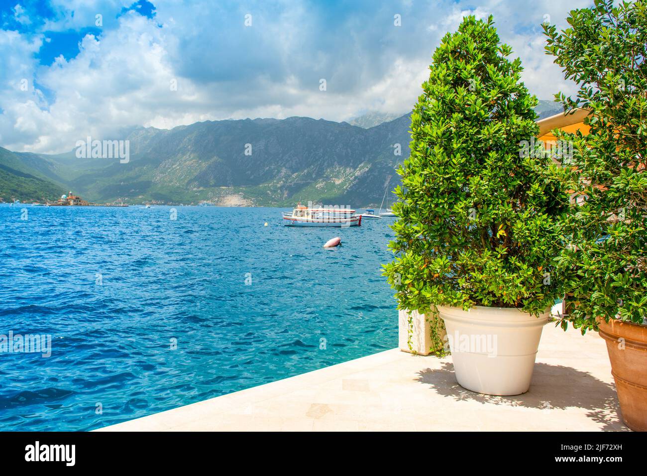 Perast, Montenegro - 28. Mai 2022: Wunderschöne Sommerlandschaft an der Küste der Bucht von Kotor - Boka Bay Stockfoto