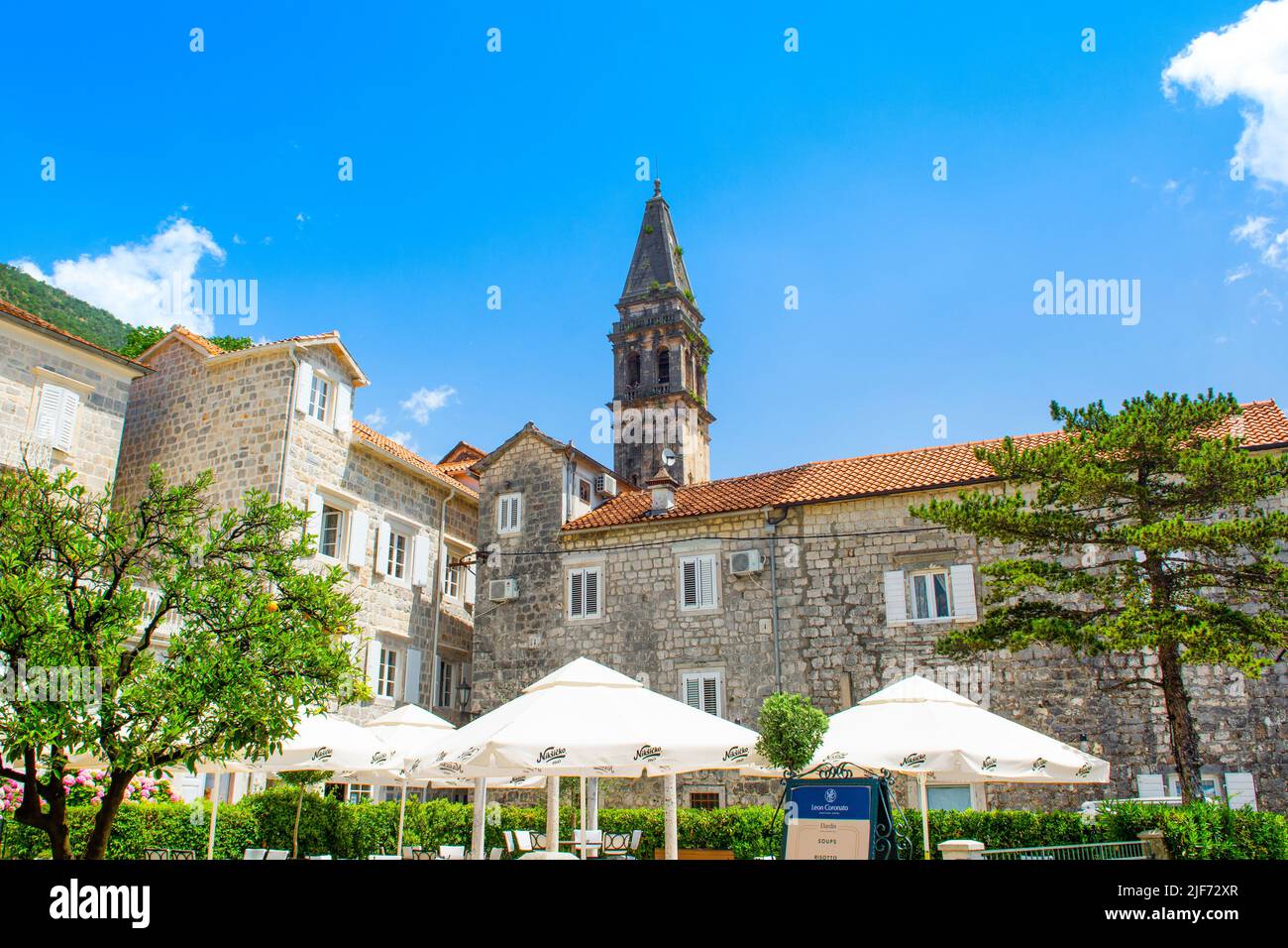 Perast, Montenegro - 28. Mai 2022: Ein detaillierter Blick auf die Architektur der Altstadt von Perast, Montenegro Stockfoto