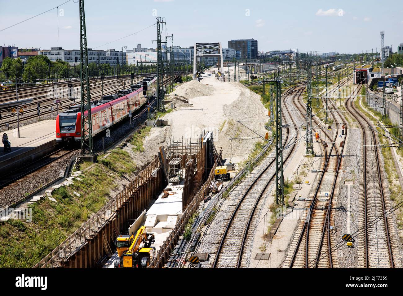 30. Juni 2022, Bayern, München: Eine Münchner S-Bahn fährt auf der Baustelle der zweiten S-Bahn-Hauptlinie durch die Münchner Innenstadt. Nach Schätzungen des Bayerischen Verkehrsministeriums wird der Bau der Hauptstrecke massiv teurer und Jahre später als geplant. Foto: Matthias Balk/dpa Stockfoto