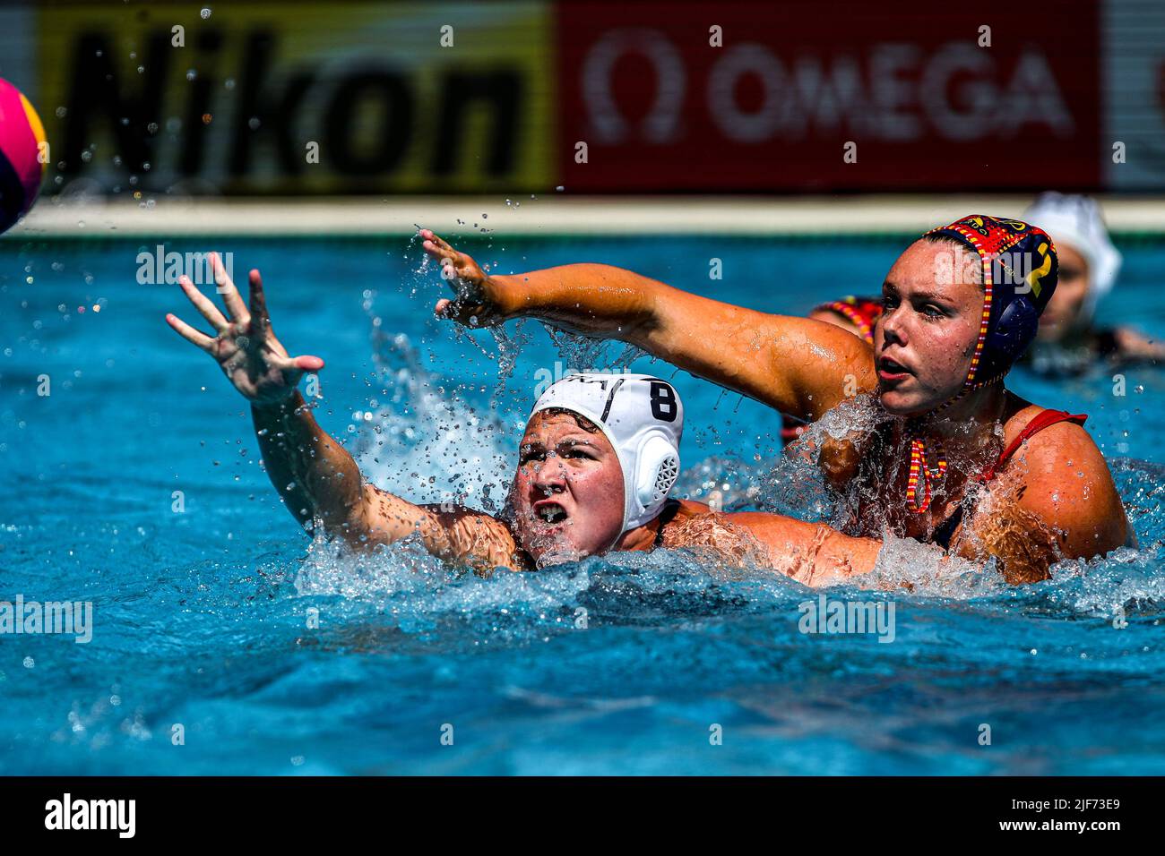 BUDAPEST, UNGARN - 30. JUNI: Aurelie Battu von Frankreich, Cristina Nogue Frigola von Spanien während der FINA World Championships Budapest 2022 5-8 Platz Spiel Frankreich gegen Spanien am 30. Juni 2022 in Budapest, Ungarn (Foto: Albert ten Hove/Orange Picts) Stockfoto