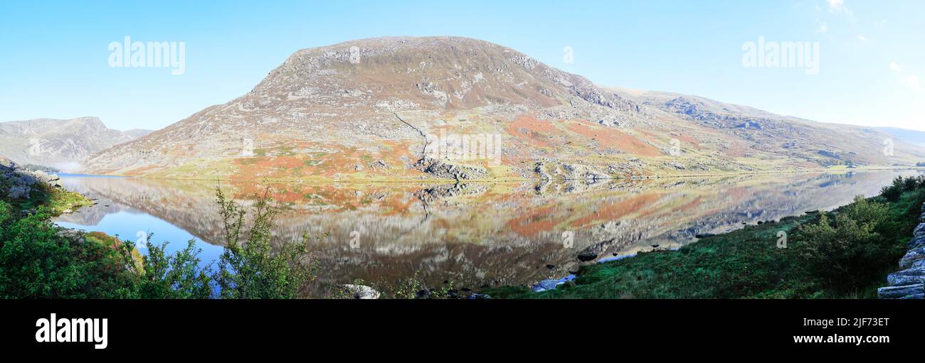 Lake Llyn Ogwen, Llyn Ogwen ist ein Flachbändchensee im Nordwesten von Wales. Es liegt an der A5 Straße zwischen zwei Bergketten von Snowdonia Stockfoto