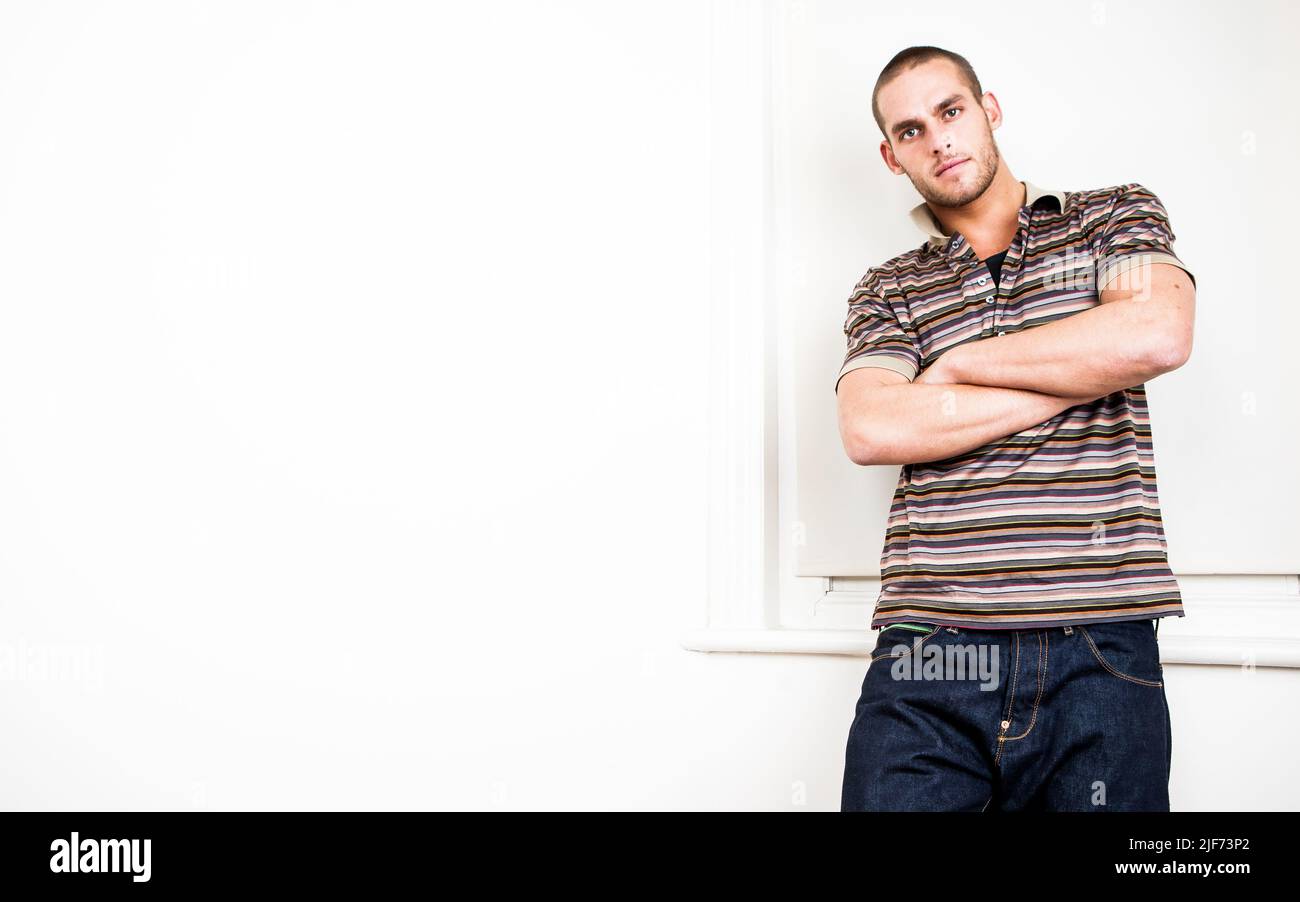 Lockeres Selbstvertrauen. Eine starke Haltung eines lässig gekleideten männlichen Models. Aus einer Reihe von Bildern mit den gleichen Modellen. Stockfoto