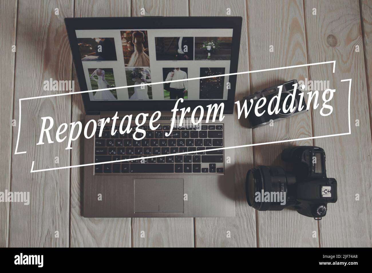 Hochzeitsreportage auf Laptop mit Kameras Stockfoto