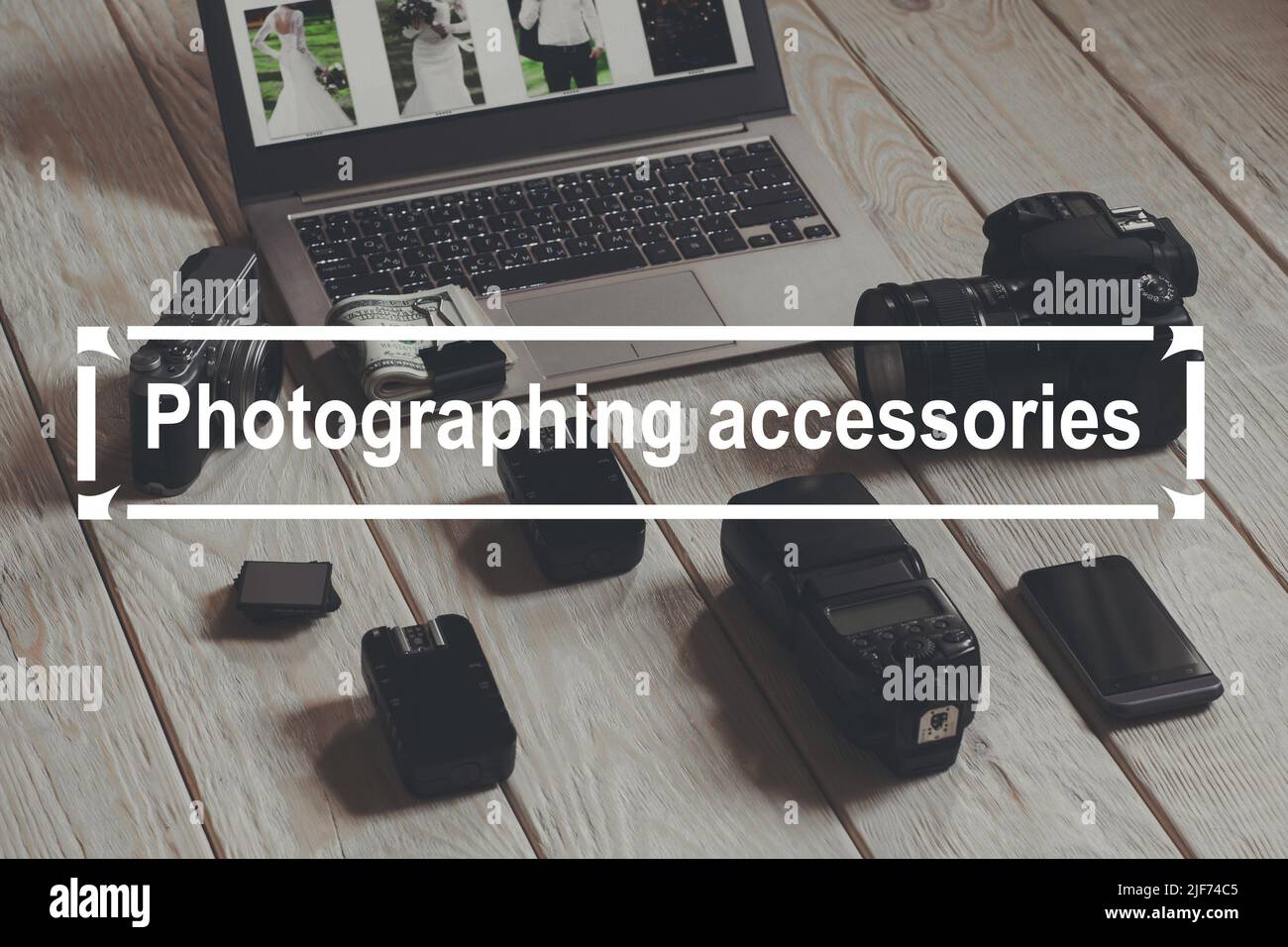 Fotografieren von Zubehör und Laptop auf Holz Stockfoto