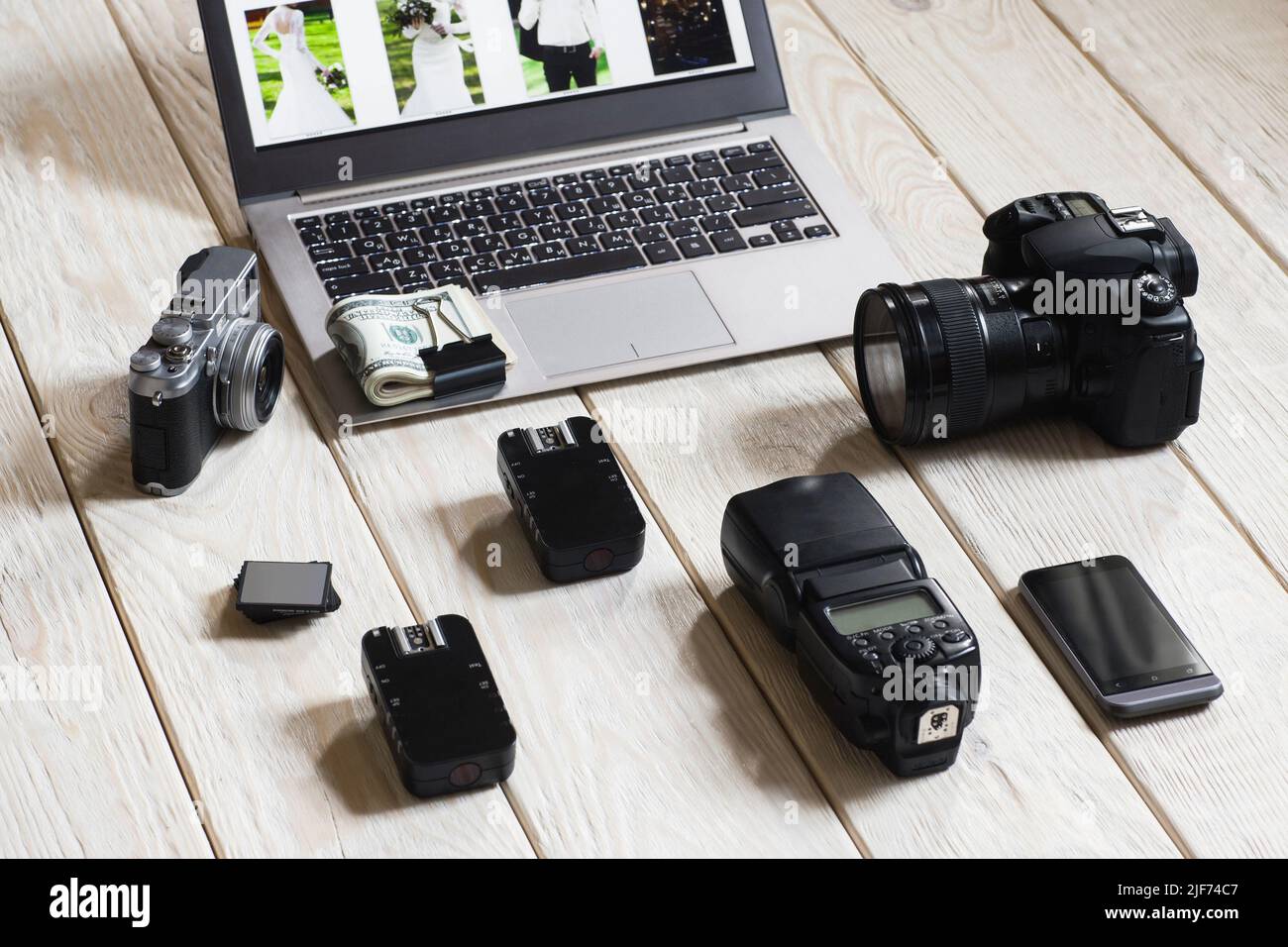 Fotograf bereitet sich auf Hochzeitsfotos vor Stockfoto