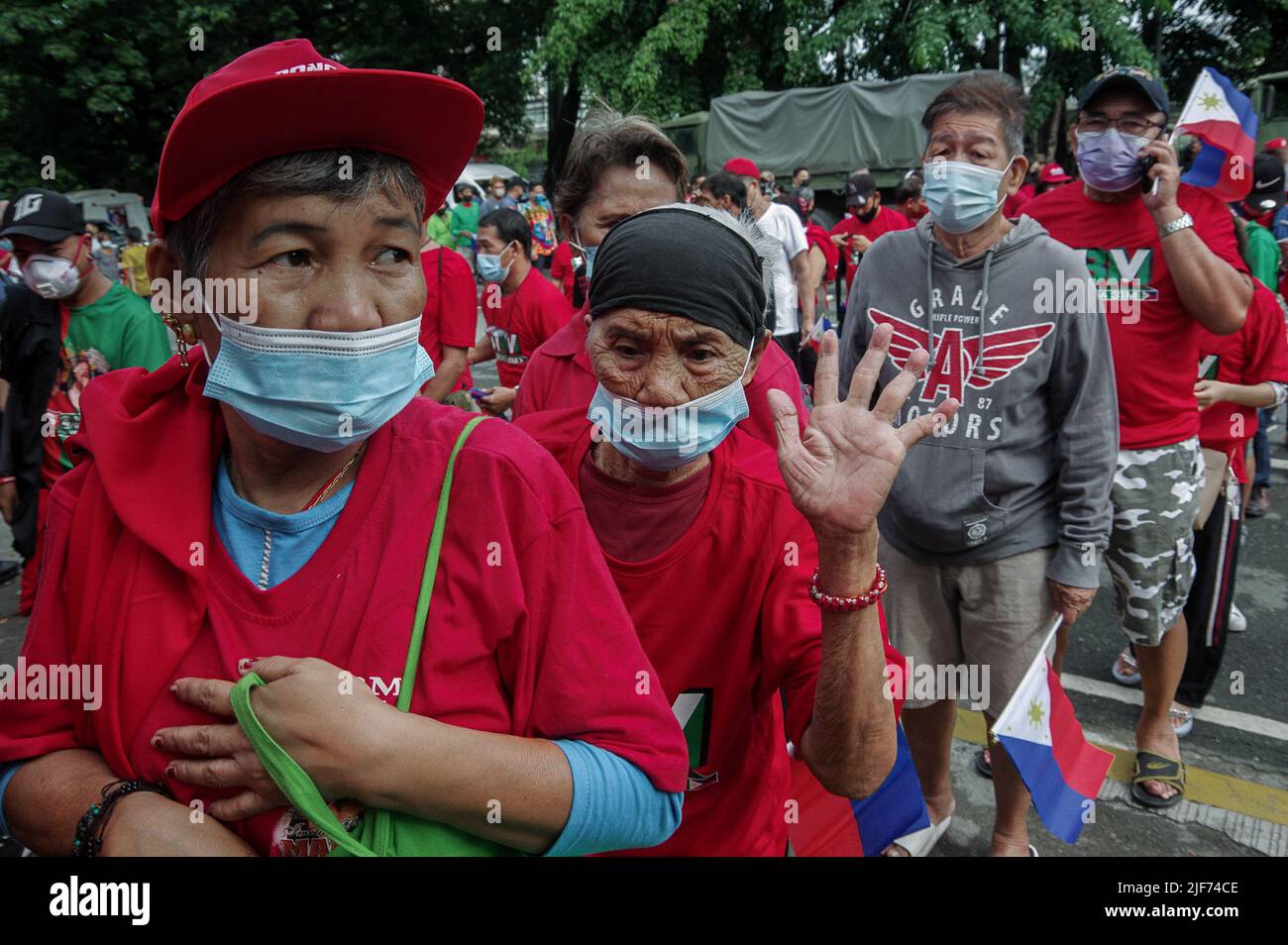 Marcos Jr-Anhänger stehen vor den Intramuros in Manila während der Amtseinführung des designierten Präsidenten im Nationalmuseum in Manila am Donnerstag, den 30. Juni 2022. Seine Präsidentschaft markiert die Rückkehr der Markosen an die Macht. (Foto von Larry Monserate Piojo/Sipa USA) Stockfoto