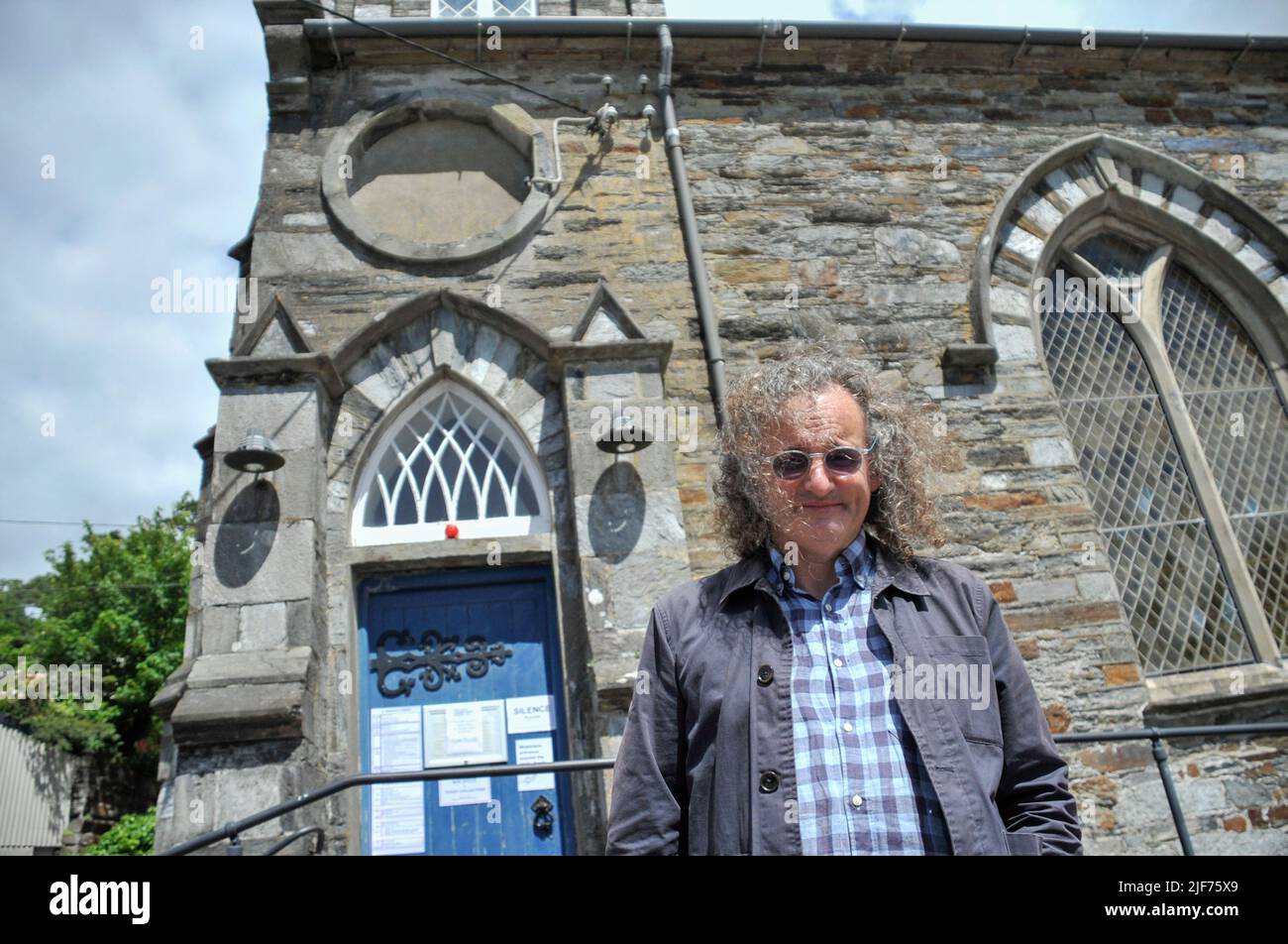 Bantry, West Cork, Irland. 30.. Juni 2022. Im Bild: Martin Hayes, Intendant des irischen Geigers und Masters of Tradition, vor der St. Brendans Church, wo er heute Abend beim West Cork Chamber Music Festival spielen wird. Kredit: Karlis Dzjamko/Alamy Live Nachrichten Stockfoto