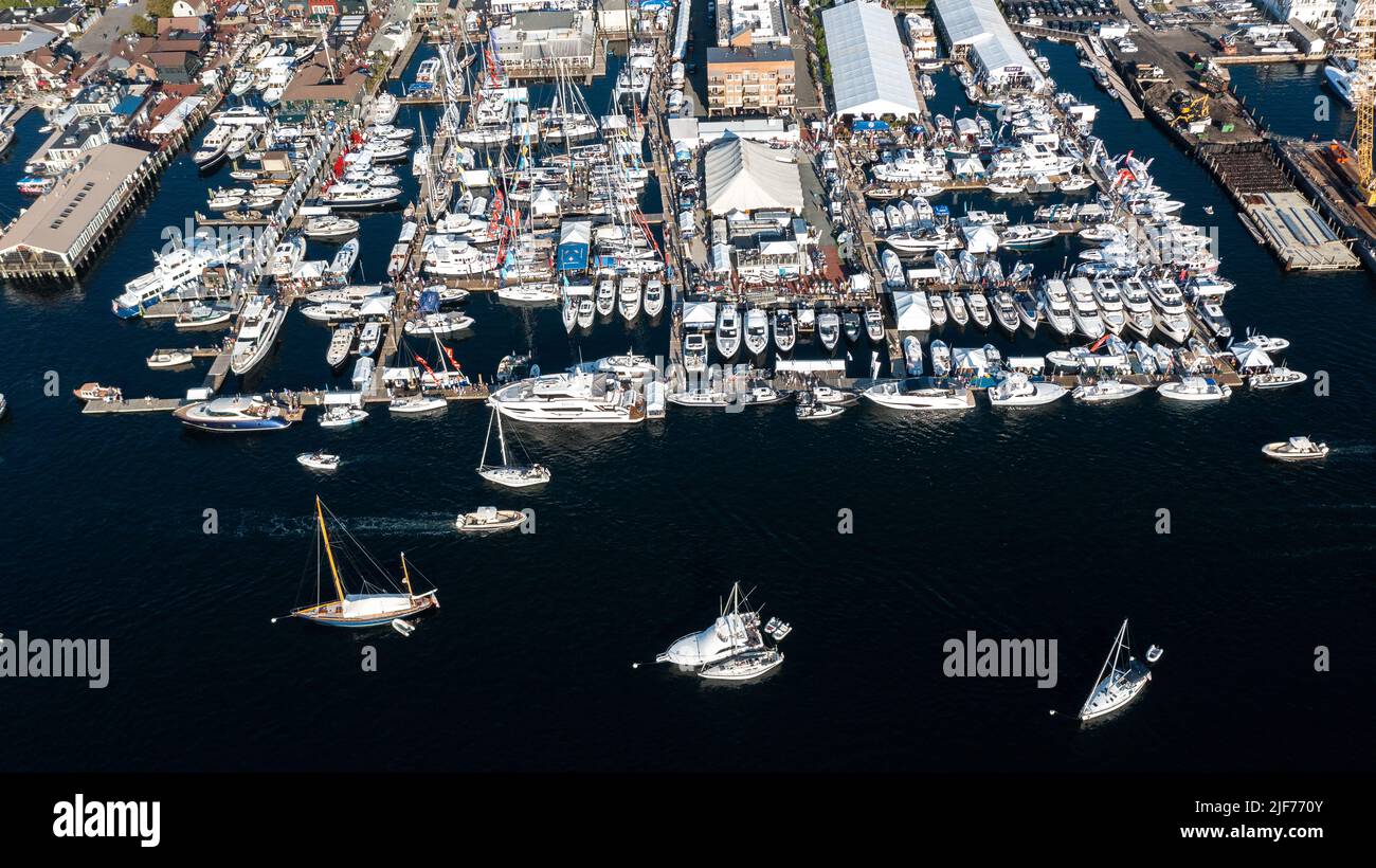 Luftfotos des Newport Harbour, Boote, die in der späten Nachmittagssonne an der Newport International Boat Show, Safe Harbor Shipyard, angedockt und festgemacht wurden. Stockfoto