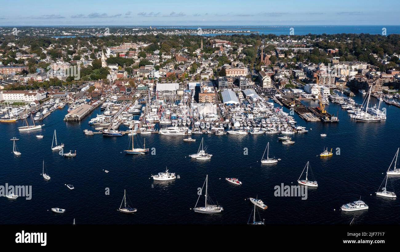 Luftfotos des Newport Harbour, Boote, die in der späten Nachmittagssonne an der Newport International Boat Show, Safe Harbor Shipyard, angedockt und festgemacht wurden. Stockfoto
