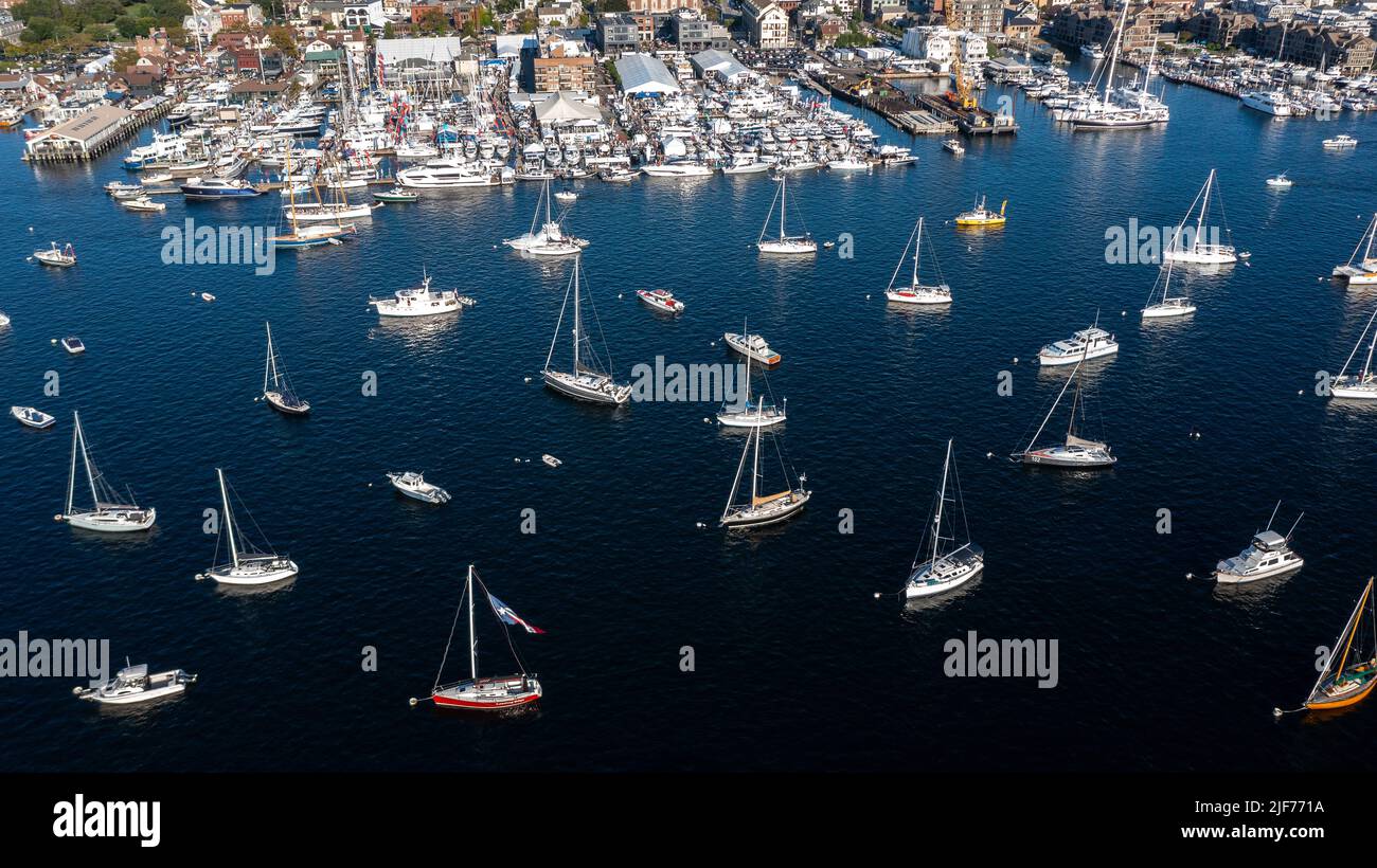Luftfotos des Newport Harbour, Boote, die in der späten Nachmittagssonne an der Newport International Boat Show, Safe Harbor Shipyard, angedockt und festgemacht wurden. Stockfoto
