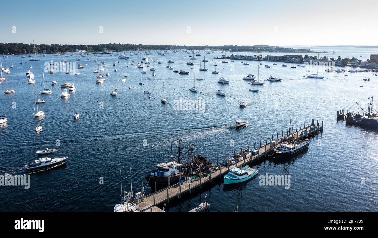 Luftaufnahmen des Hafens von Newport, Boote, die an der Newport International Boat Show in der späten Nachmittagssonne angedockt und festgemacht wurden. Safe Harbor Shipyard Stockfoto