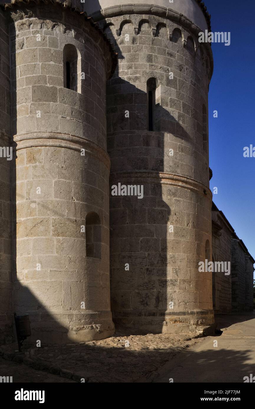 Dreifach mittelalterliche romanische Affen zeigen am Altarende der Kirche St. Quirinus in Krk, Insel Krk, Kroatien eher nach Süden als nach Osten. Die Kirche wurde in den 1100s und 1200s Jahren erbaut. Stockfoto