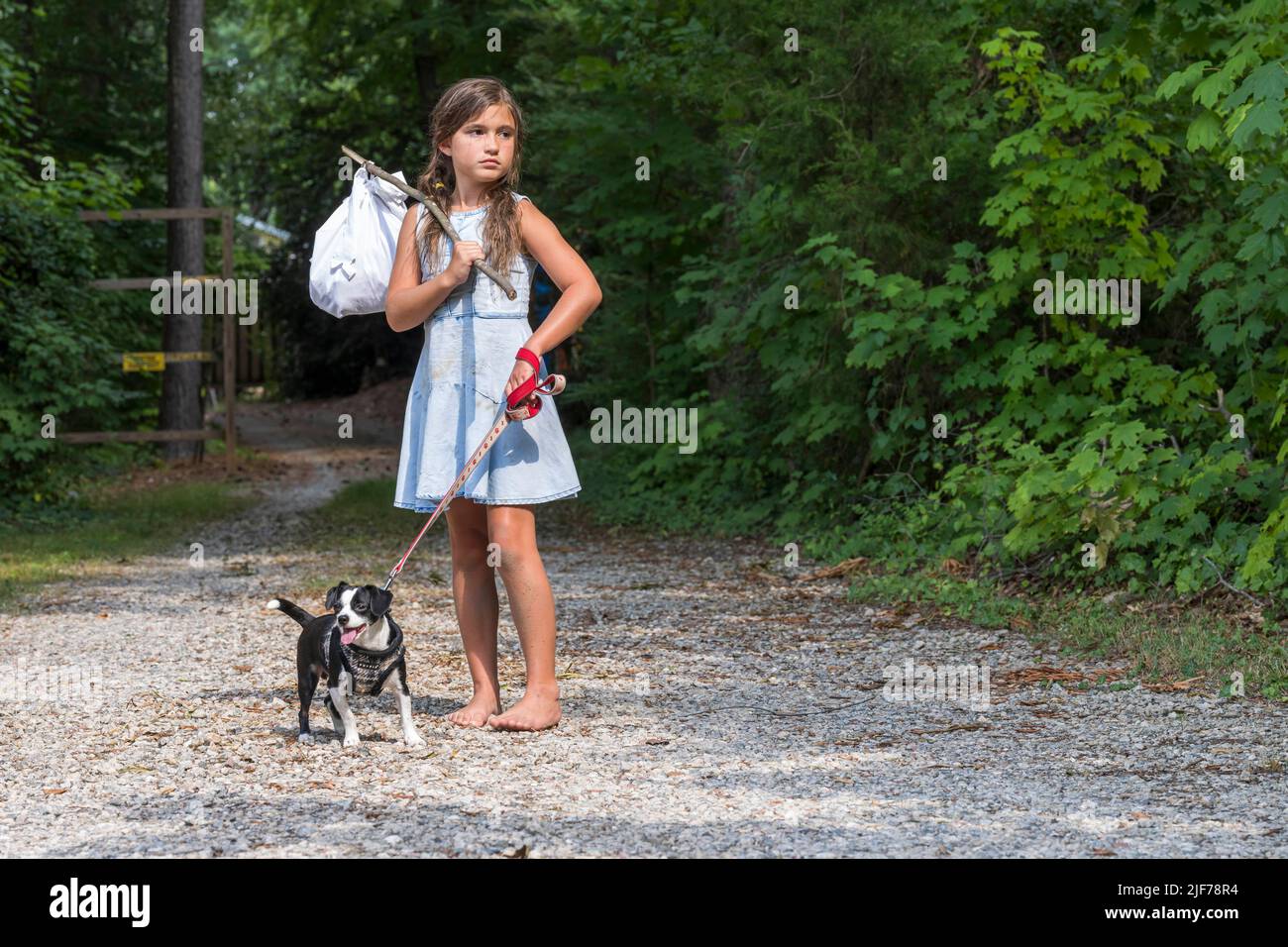 Cornelius, NC, USA. 29.. Juni 2022. Ein obdachloses, hungriges, verlassenes, entlaufenes Kind sucht mit ihrem kleinen Hund nach Nahrung und Unterkunft (Foto: © Walter G. Arce Sr./ZUMA Press Wire) Stockfoto