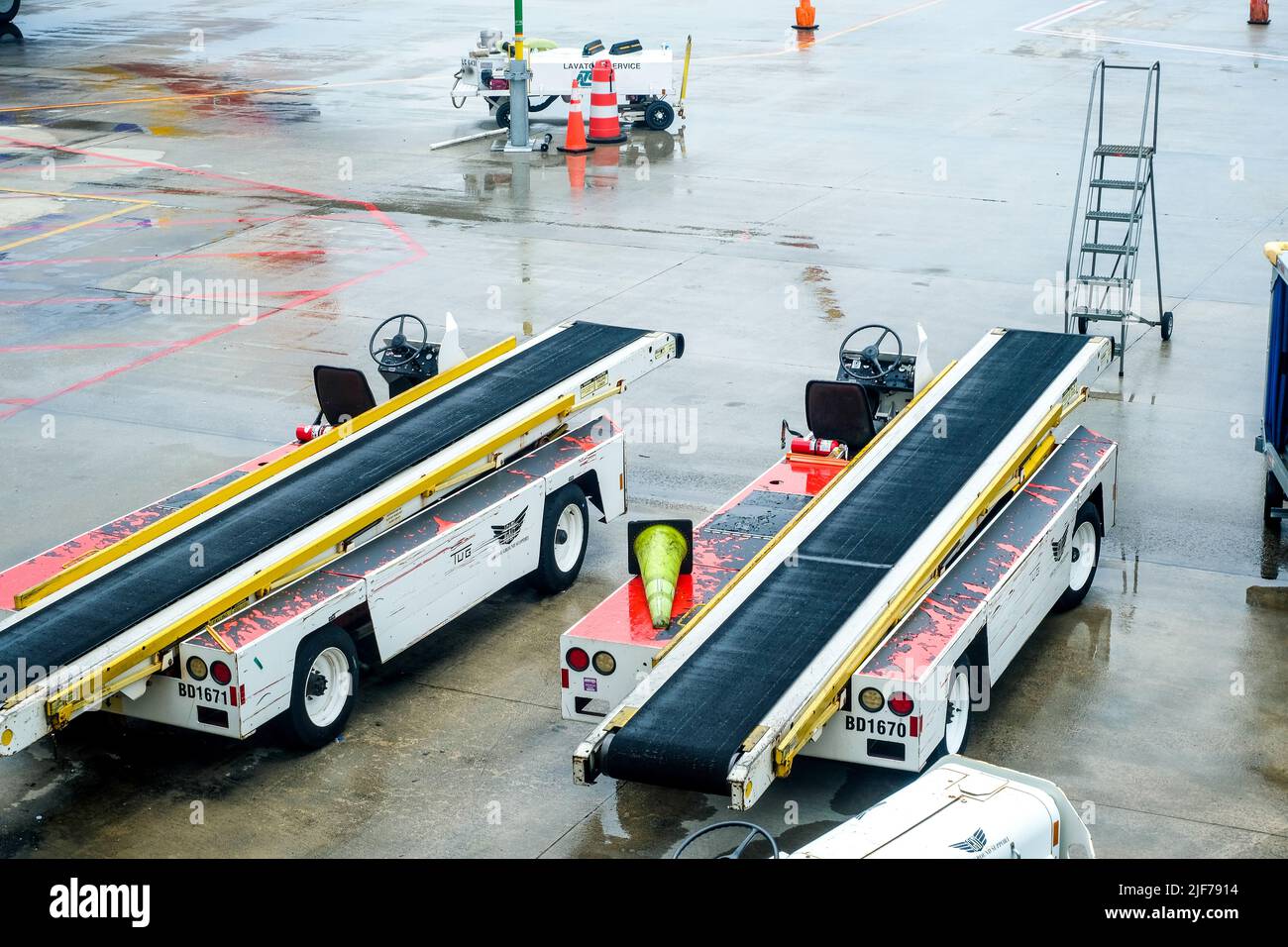 Flugausfälle belasten müde Reisende. Gepäckförderbänder auf Asphalt sind leer. Stockfoto