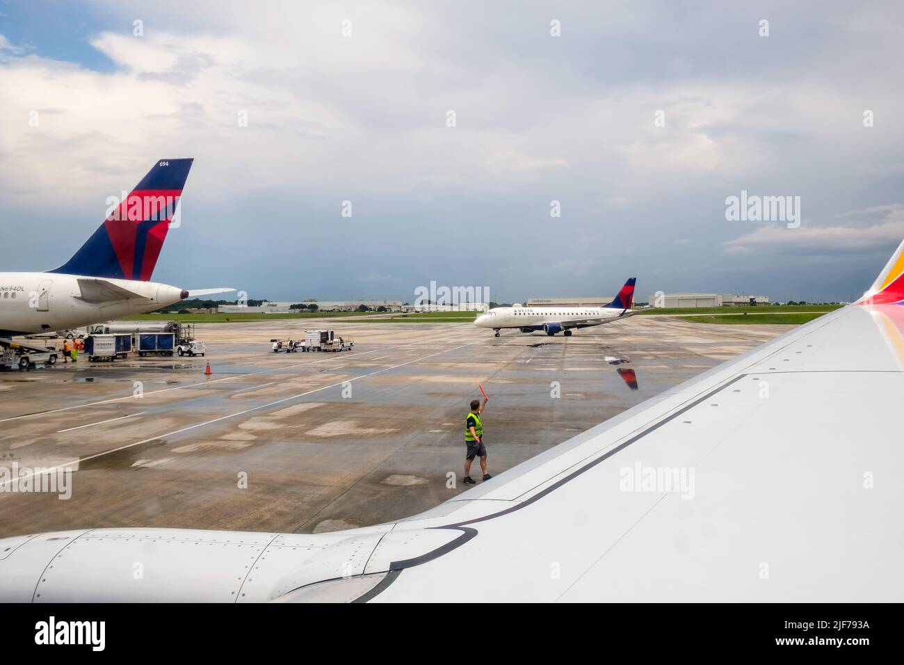 Flugstornierungen belasten Reisende auf Flügen. Bilder von aktuellen Flugverspätungen in den USA. Gestörte Reisepläne. Stornierte Flüge. Stockfoto