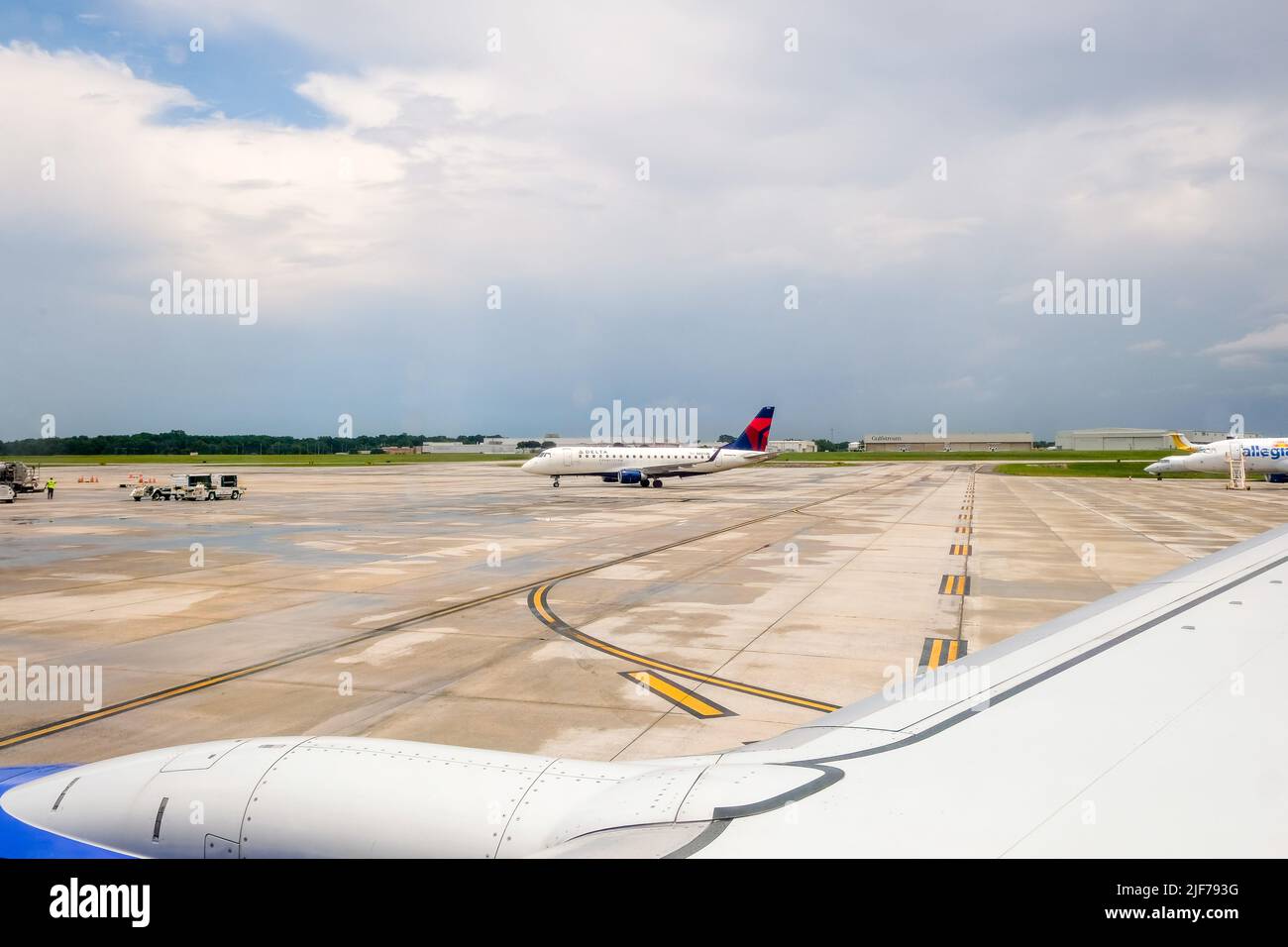 Flugausfälle belasten müde Reisende.Bilder von aktuellen Flugverspätungen in den USA. Gestörte Reisepläne. Stornierte Flüge. Stockfoto