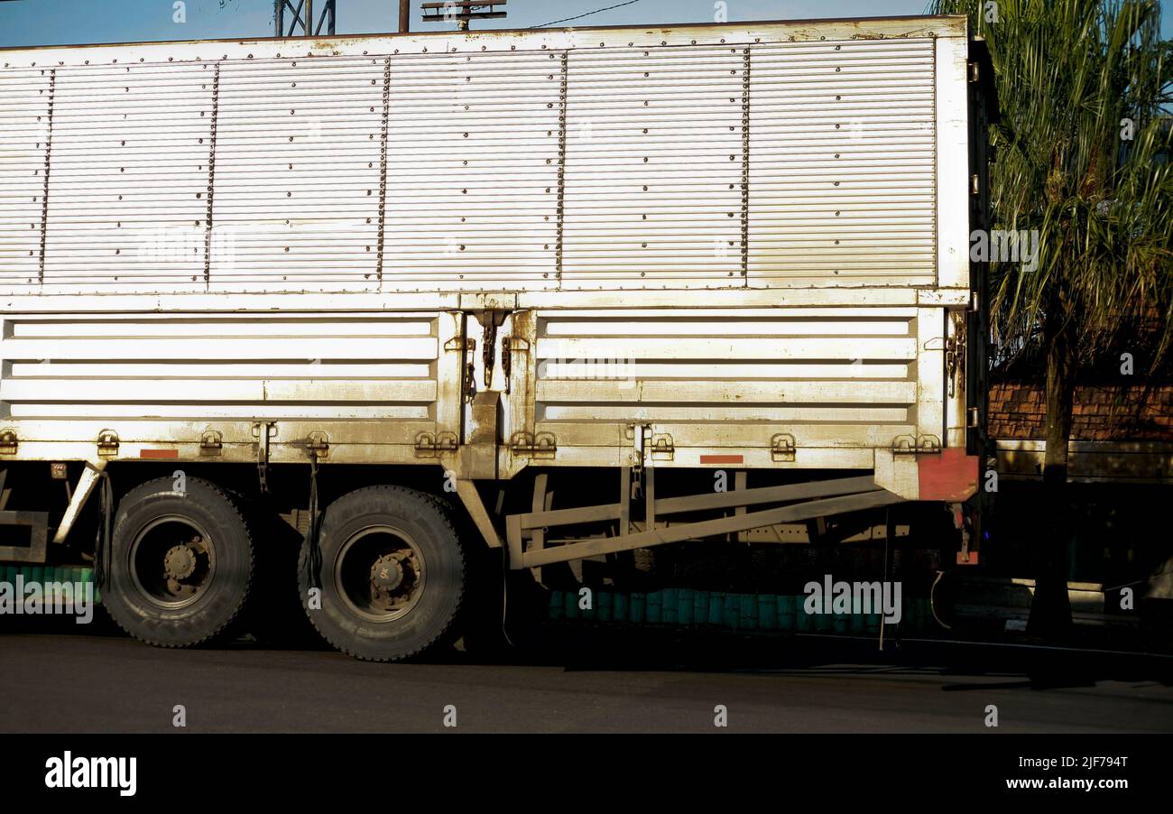 Weißer Container-Box-Anhänger auf der Straße Stockfoto