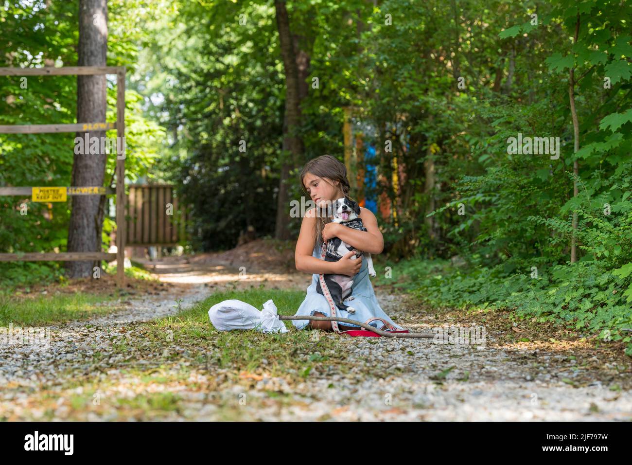 Cornelius, NC, USA. 29.. Juni 2022. Ein obdachloses, hungriges, verlassenes, entlaufenes Kind sucht mit ihrem kleinen Hund nach Nahrung und Unterkunft (Foto: © Walter G. Arce Sr./ZUMA Press Wire) Stockfoto
