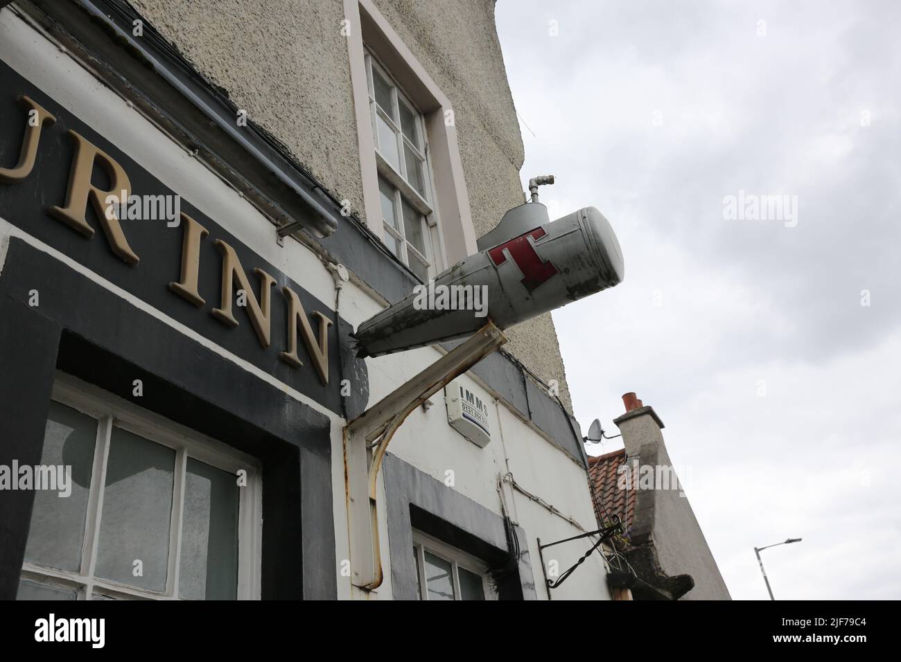 Newhaven, Edinburgh, Schottland. Tennant's T Pub-Schild an der Wand des Harbour Inn in Form eines U-Bootes. Ungewöhnliches Schild Stockfoto