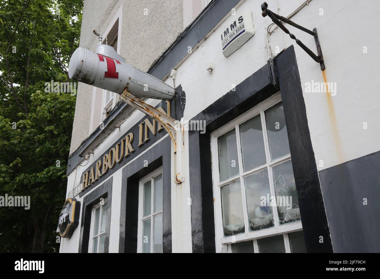 Newhaven, Edinburgh, Schottland. Tennant's T Pub-Schild an der Wand des Harbour Inn in Form eines U-Bootes. Ungewöhnliches Schild Stockfoto