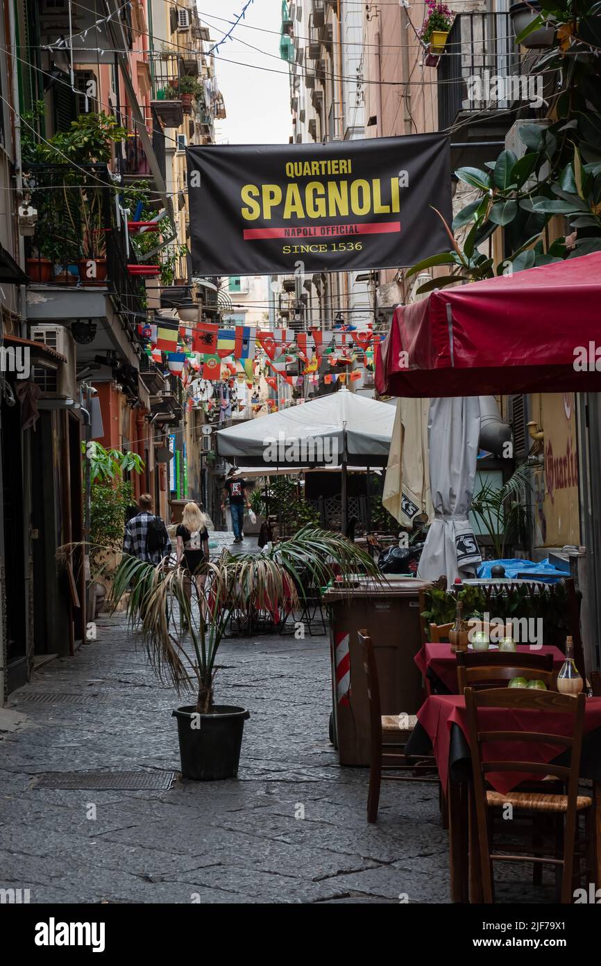 Neapel, Italien. 27.Mai 2022. Quartieri Spagnioli Schild über die Straße im spanischen Viertel in Neapel, Italien Stockfoto