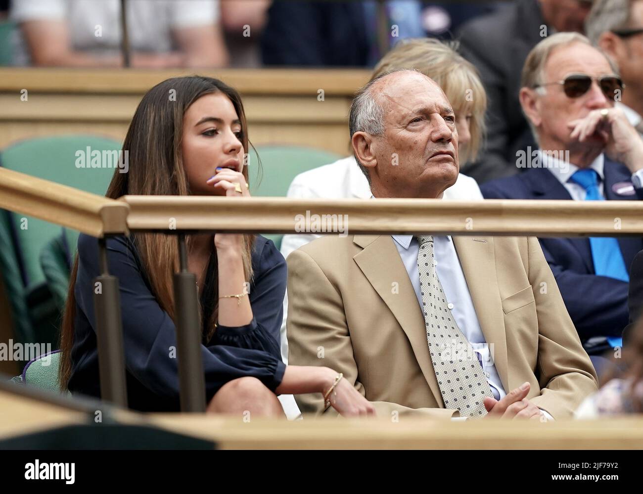 Ronald Dennis (rechts) beobachtet die Action am vierten Tag der Wimbledon Championships 2022 im All England Lawn Tennis und Croquet Club in Wimbledon auf dem Mittelfeld. Bilddatum: Donnerstag, 30. Juni 2022. Stockfoto