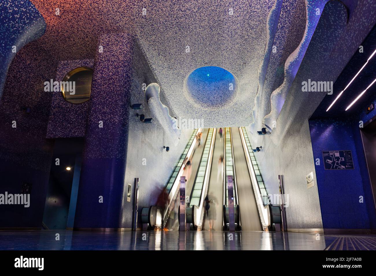 Neapel, Italien. 27.Mai 2022. Innenausstattung der U-Bahn-Station Toledo. Eine Aufnahme mit Menschen auf der Rolltreppe, die lange Aufnahmen aus dem niedrigen Winkel machen Stockfoto