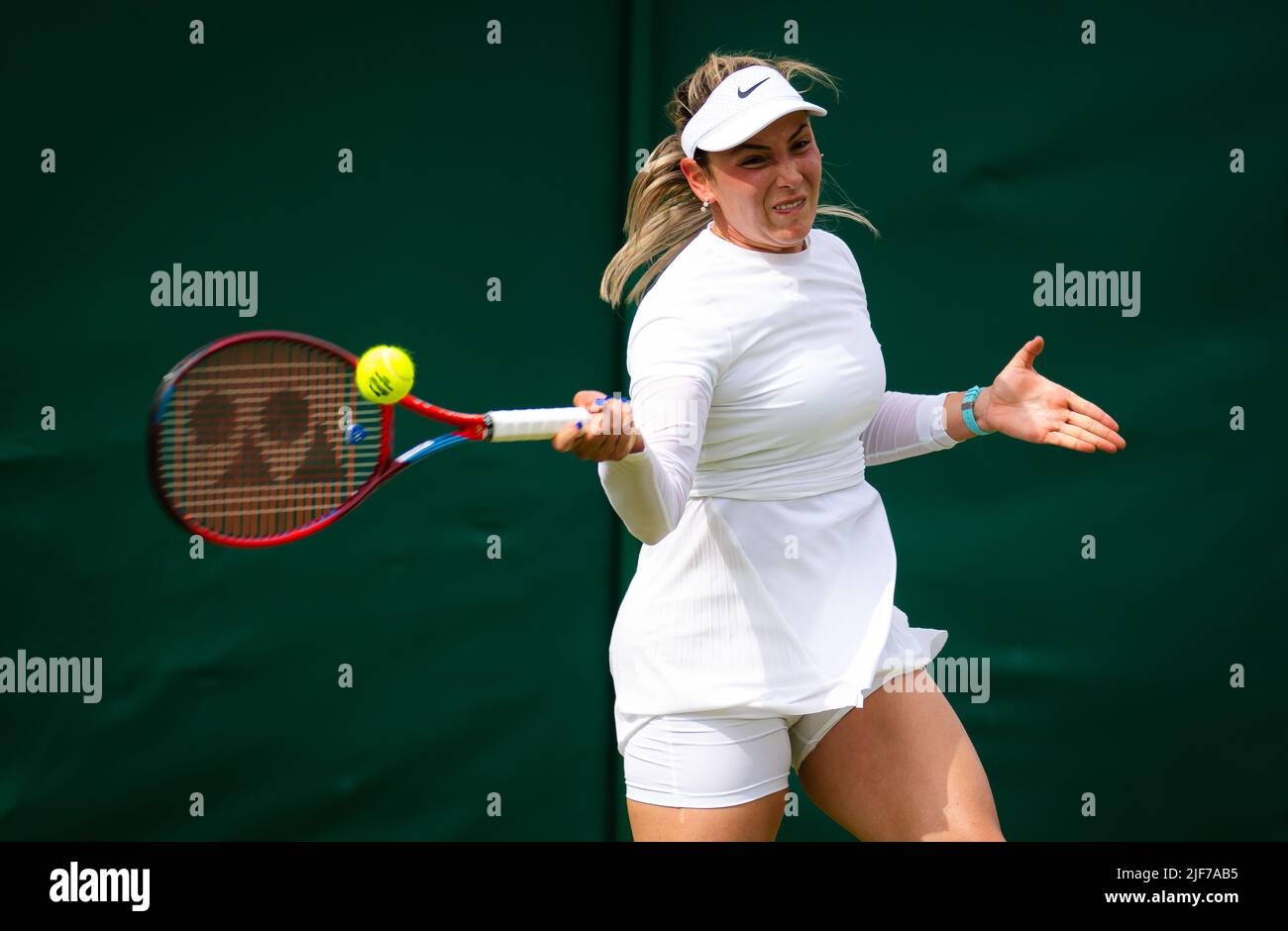 Donna Vekic aus Kroatien im Einsatz gegen Jessica Pegula aus den Vereinigten Staaten während der ersten Runde der Wimbledon Championships 2022, Grand Slam Tennisturnier am 29. Juni 2022 im All England Lawn Tennis Club in Wimbledon bei London, England - Foto: Rob Prange/DPPI/LiveMedia Stockfoto