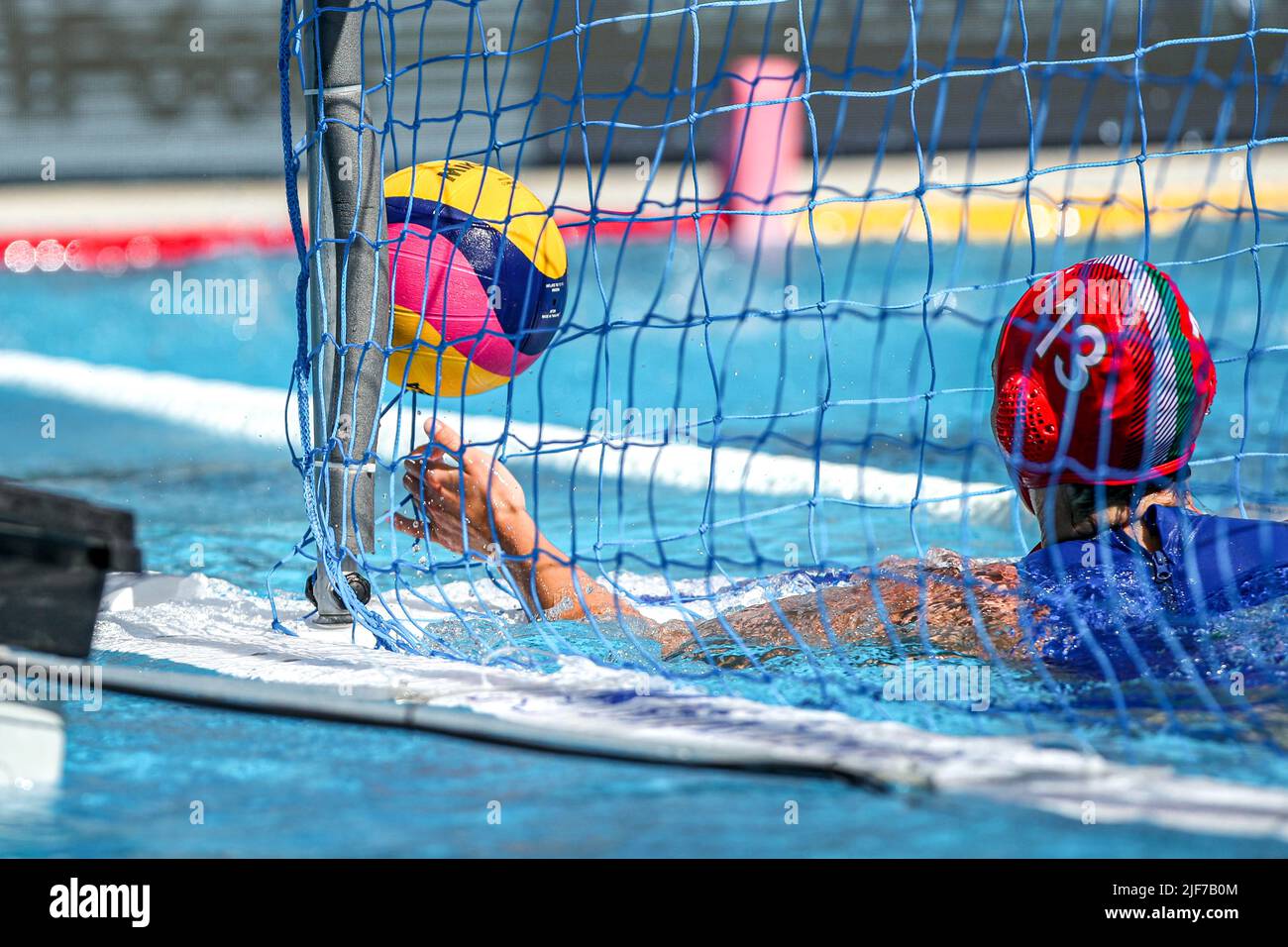 BUDAPEST, UNGARN - 30. JUNI: Ball im Tor während der FINA World Championships Budapest 2022 Halbfinale Italien gegen USA am 30. Juni 2022 in Budapest, Ungarn (Foto: Albert ten Hove/Orange Picts) Stockfoto