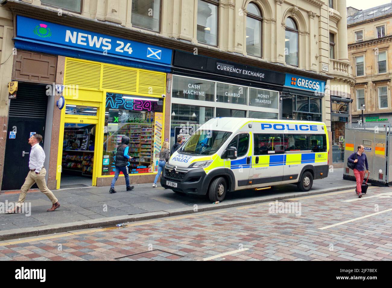 Glasgow, Schottland, Großbritannien 30.. Juni 2022. Der Polizeivorfall schließt das Zentrum der Stadt, da die Hauptstraße durch das Stadtzentrum in der Nähe des Hauptbahnhofs auf der Union Street gesperrt ist und der Verkehr, der bei vielen Polizisten umgeleitet wird, mit einem Hubschrauber über dem Hotel schwebt. Credit Gerard Ferry/Alamy Live News Stockfoto Glasgow, Schottland, Großbritannien 30.. Juni 2022. Der Polizeivorfall schließt das Zentrum der Stadt, da die Hauptstraße durch das Stadtzentrum in der Nähe des Hauptbahnhofs auf der Union Street gesperrt ist und der Verkehr, der bei vielen Polizisten umgeleitet wird, mit einem Hubschrauber über dem Hotel schwebt. Credit Gerard Ferry/Alamy Live News Stockfoto