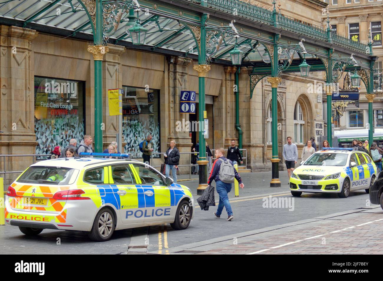 Glasgow, Schottland, Großbritannien 30.. Juni 2022. Der Polizeivorfall schließt das Zentrum der Stadt, da die Hauptstraße durch das Stadtzentrum in der Nähe des Hauptbahnhofs auf der Union Street gesperrt ist und der Verkehr, der bei vielen Polizisten umgeleitet wird, mit einem Hubschrauber über dem Hotel schwebt. Credit Gerard Ferry/Alamy Live News Stockfoto Glasgow, Schottland, Großbritannien 30.. Juni 2022. Der Polizeivorfall schließt das Zentrum der Stadt, da die Hauptstraße durch das Stadtzentrum in der Nähe des Hauptbahnhofs auf der Union Street gesperrt ist und der Verkehr, der bei vielen Polizisten umgeleitet wird, mit einem Hubschrauber über dem Hotel schwebt. Credit Gerard Ferry/Alamy Live News Stockfoto