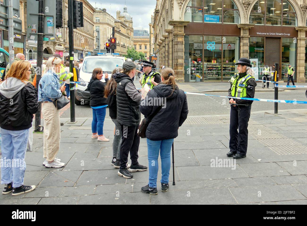 Glasgow, Schottland, Großbritannien 30.. Juni 2022. Der Polizeivorfall schließt das Zentrum der Stadt, da die Hauptstraße durch das Stadtzentrum in der Nähe des Hauptbahnhofs auf der Union Street gesperrt ist und der Verkehr, der bei vielen Polizisten umgeleitet wird, mit einem Hubschrauber über dem Hotel schwebt. Credit Gerard Ferry/Alamy Live News Stockfoto Glasgow, Schottland, Großbritannien 30.. Juni 2022. Der Polizeivorfall schließt das Zentrum der Stadt, da die Hauptstraße durch das Stadtzentrum in der Nähe des Hauptbahnhofs auf der Union Street gesperrt ist und der Verkehr, der bei vielen Polizisten umgeleitet wird, mit einem Hubschrauber über dem Hotel schwebt. Credit Gerard Ferry/Alamy Live News Stockfoto
