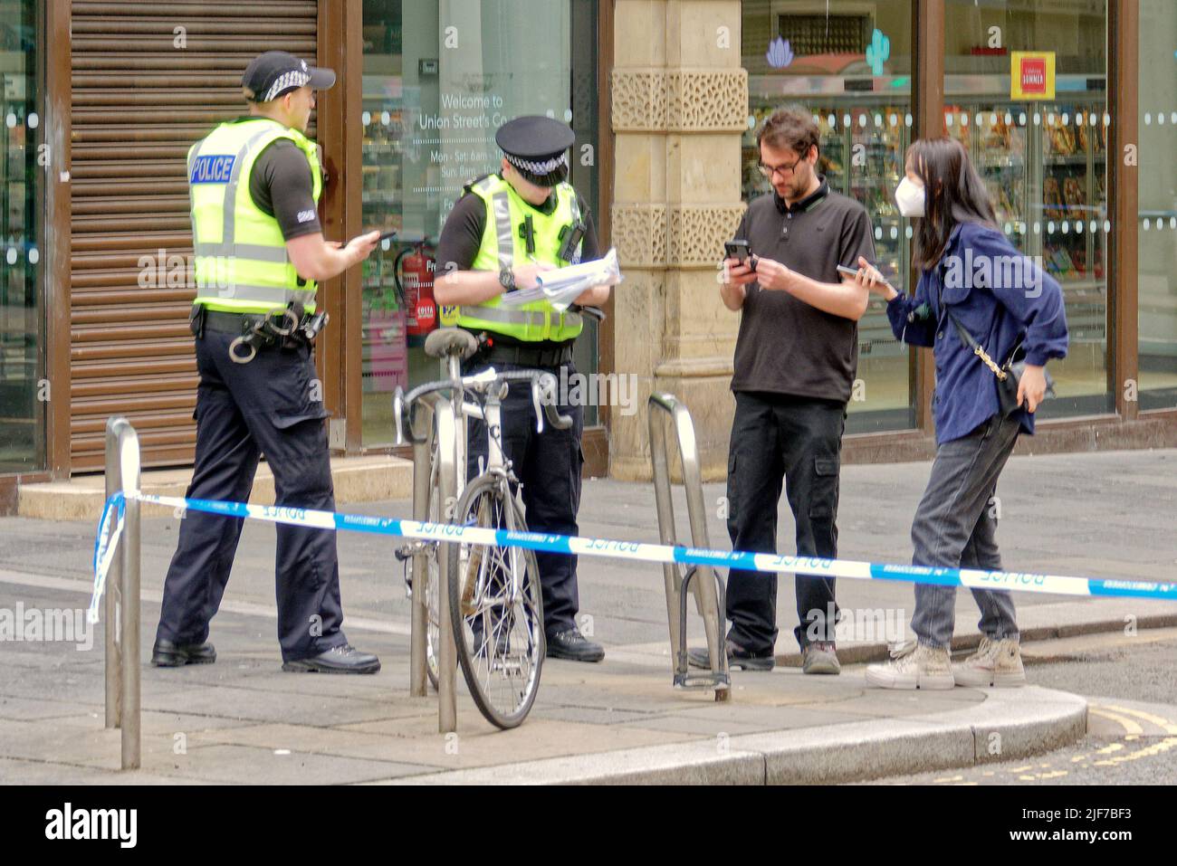 Glasgow, Schottland, Großbritannien 30.. Juni 2022. Der Polizeivorfall schließt das Zentrum der Stadt, da die Hauptstraße durch das Stadtzentrum in der Nähe des Hauptbahnhofs auf der Union Street gesperrt ist und der Verkehr, der bei vielen Polizisten umgeleitet wird, mit einem Hubschrauber über dem Hotel schwebt. Credit Gerard Ferry/Alamy Live News Stockfoto Glasgow, Schottland, Großbritannien 30.. Juni 2022. Der Polizeivorfall schließt das Zentrum der Stadt, da die Hauptstraße durch das Stadtzentrum in der Nähe des Hauptbahnhofs auf der Union Street gesperrt ist und der Verkehr, der bei vielen Polizisten umgeleitet wird, mit einem Hubschrauber über dem Hotel schwebt. Credit Gerard Ferry/Alamy Live News Stockfoto