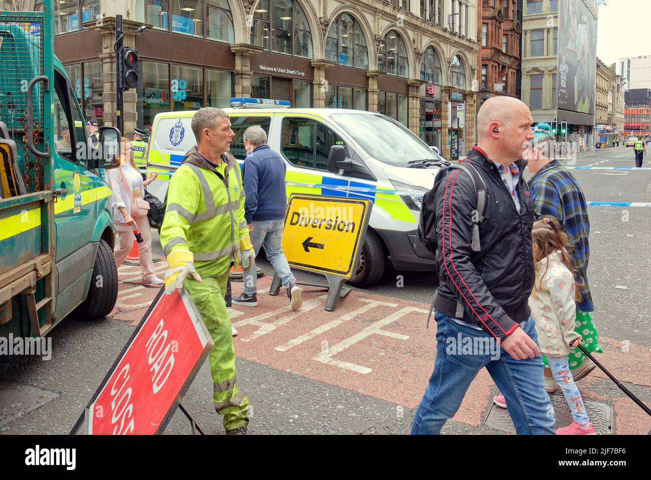 Glasgow, Schottland, Großbritannien 30.. Juni 2022. Der Polizeivorfall schließt das Zentrum der Stadt, da die Hauptstraße durch das Stadtzentrum in der Nähe des Hauptbahnhofs auf der Union Street gesperrt ist und der Verkehr, der bei vielen Polizisten umgeleitet wird, mit einem Hubschrauber über dem Hotel schwebt. Credit Gerard Ferry/Alamy Live News Stockfoto Glasgow, Schottland, Großbritannien 30.. Juni 2022. Der Polizeivorfall schließt das Zentrum der Stadt, da die Hauptstraße durch das Stadtzentrum in der Nähe des Hauptbahnhofs auf der Union Street gesperrt ist und der Verkehr, der bei vielen Polizisten umgeleitet wird, mit einem Hubschrauber über dem Hotel schwebt. Credit Gerard Ferry/Alamy Live News Stockfoto