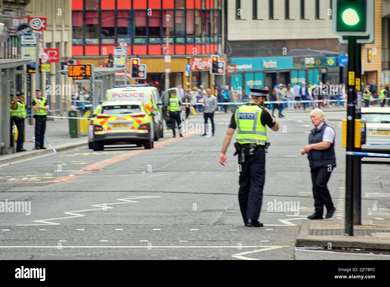 Glasgow, Schottland, Großbritannien 30.. Juni 2022. Der Polizeivorfall schließt das Zentrum der Stadt, da die Hauptstraße durch das Stadtzentrum in der Nähe des Hauptbahnhofs auf der Union Street gesperrt ist und der Verkehr, der bei vielen Polizisten umgeleitet wird, mit einem Hubschrauber über dem Hotel schwebt. Credit Gerard Ferry/Alamy Live News Stockfoto Glasgow, Schottland, Großbritannien 30.. Juni 2022. Der Polizeivorfall schließt das Zentrum der Stadt, da die Hauptstraße durch das Stadtzentrum in der Nähe des Hauptbahnhofs auf der Union Street gesperrt ist und der Verkehr, der bei vielen Polizisten umgeleitet wird, mit einem Hubschrauber über dem Hotel schwebt. Credit Gerard Ferry/Alamy Live News Stockfoto