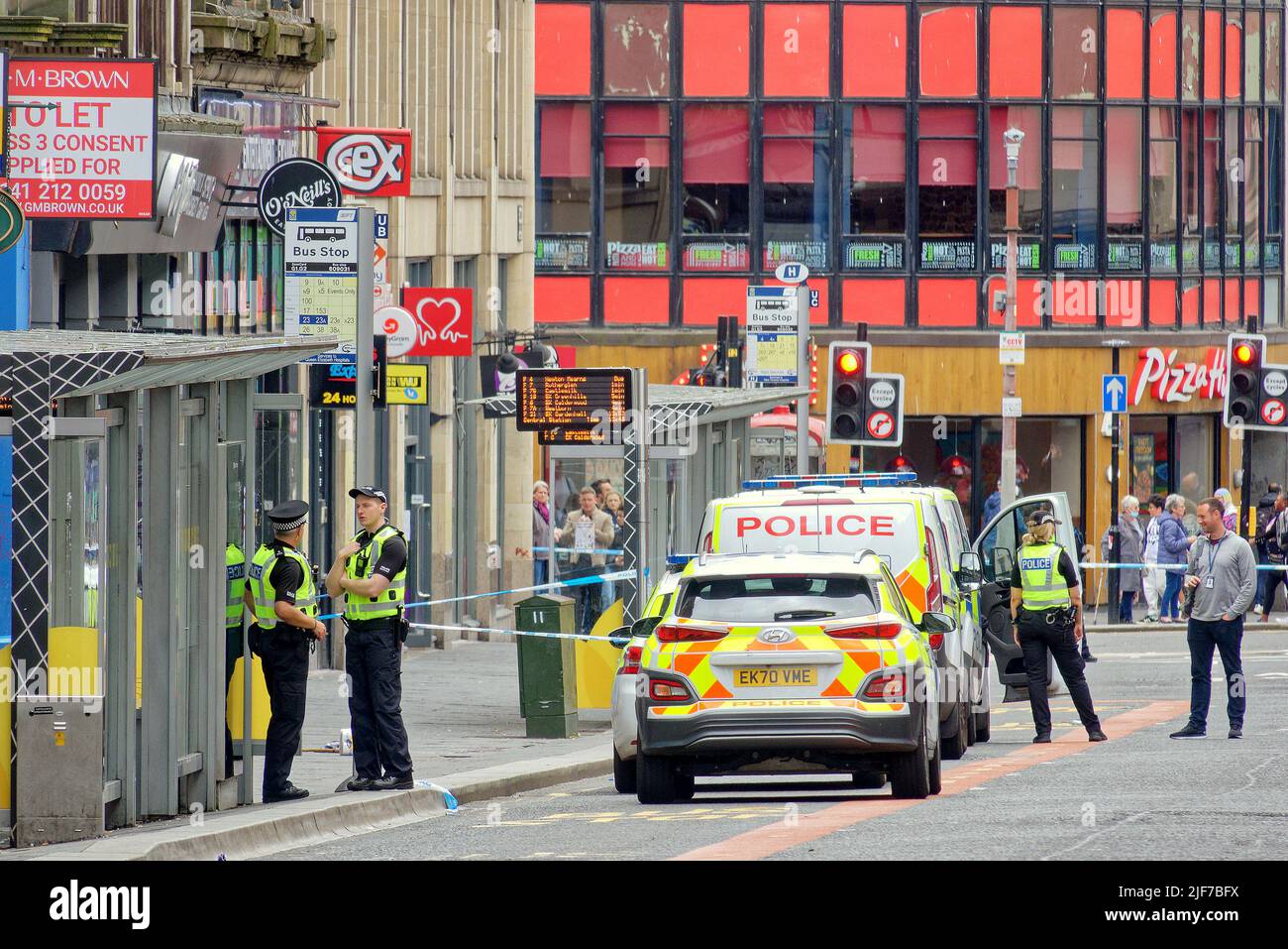 Glasgow, Schottland, Großbritannien 30.. Juni 2022. Der Polizeivorfall schließt das Zentrum der Stadt, da die Hauptstraße durch das Stadtzentrum in der Nähe des Hauptbahnhofs auf der Union Street gesperrt ist und der Verkehr, der bei vielen Polizisten umgeleitet wird, mit einem Hubschrauber über dem Hotel schwebt. Credit Gerard Ferry/Alamy Live News Stockfoto Glasgow, Schottland, Großbritannien 30.. Juni 2022. Der Polizeivorfall schließt das Zentrum der Stadt, da die Hauptstraße durch das Stadtzentrum in der Nähe des Hauptbahnhofs auf der Union Street gesperrt ist und der Verkehr, der bei vielen Polizisten umgeleitet wird, mit einem Hubschrauber über dem Hotel schwebt. Credit Gerard Ferry/Alamy Live News Stockfoto
