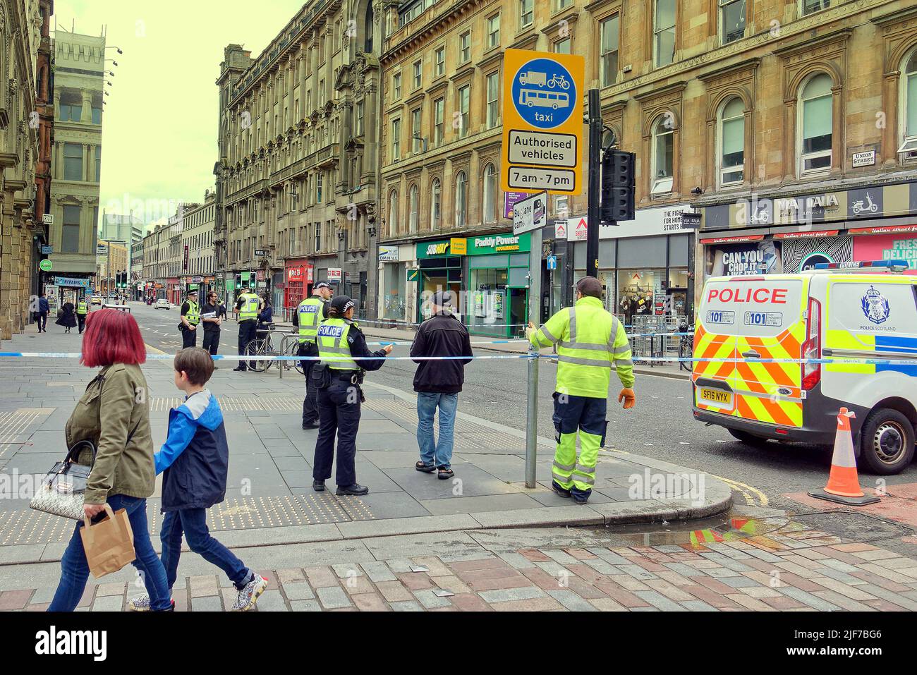 Glasgow, Schottland, Großbritannien 30.. Juni 2022. Der Polizeivorfall schließt das Zentrum der Stadt, da die Hauptstraße durch das Stadtzentrum in der Nähe des Hauptbahnhofs auf der Union Street gesperrt ist und der Verkehr, der bei vielen Polizisten umgeleitet wird, mit einem Hubschrauber über dem Hotel schwebt. Credit Gerard Ferry/Alamy Live News Stockfoto Glasgow, Schottland, Großbritannien 30.. Juni 2022. Der Polizeivorfall schließt das Zentrum der Stadt, da die Hauptstraße durch das Stadtzentrum in der Nähe des Hauptbahnhofs auf der Union Street gesperrt ist und der Verkehr, der bei vielen Polizisten umgeleitet wird, mit einem Hubschrauber über dem Hotel schwebt. Credit Gerard Ferry/Alamy Live News Stockfoto