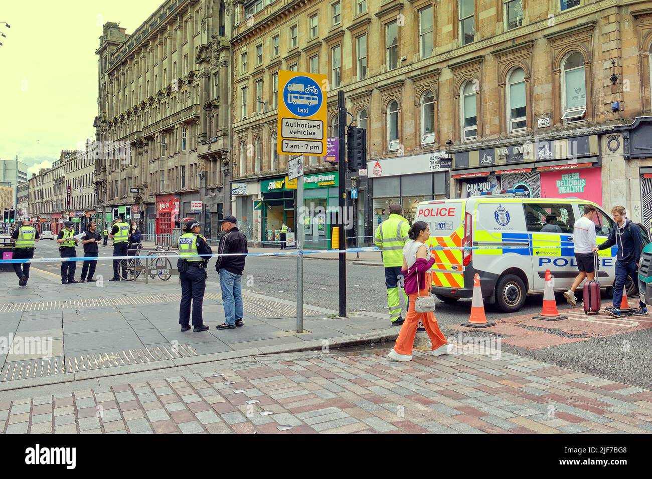 Glasgow, Schottland, Großbritannien 30.. Juni 2022. Der Polizeivorfall schließt das Zentrum der Stadt, da die Hauptstraße durch das Stadtzentrum in der Nähe des Hauptbahnhofs auf der Union Street gesperrt ist und der Verkehr, der bei vielen Polizisten umgeleitet wird, mit einem Hubschrauber über dem Hotel schwebt. Credit Gerard Ferry/Alamy Live News Stockfoto Glasgow, Schottland, Großbritannien 30.. Juni 2022. Der Polizeivorfall schließt das Zentrum der Stadt, da die Hauptstraße durch das Stadtzentrum in der Nähe des Hauptbahnhofs auf der Union Street gesperrt ist und der Verkehr, der bei vielen Polizisten umgeleitet wird, mit einem Hubschrauber über dem Hotel schwebt. Credit Gerard Ferry/Alamy Live News Stockfoto
