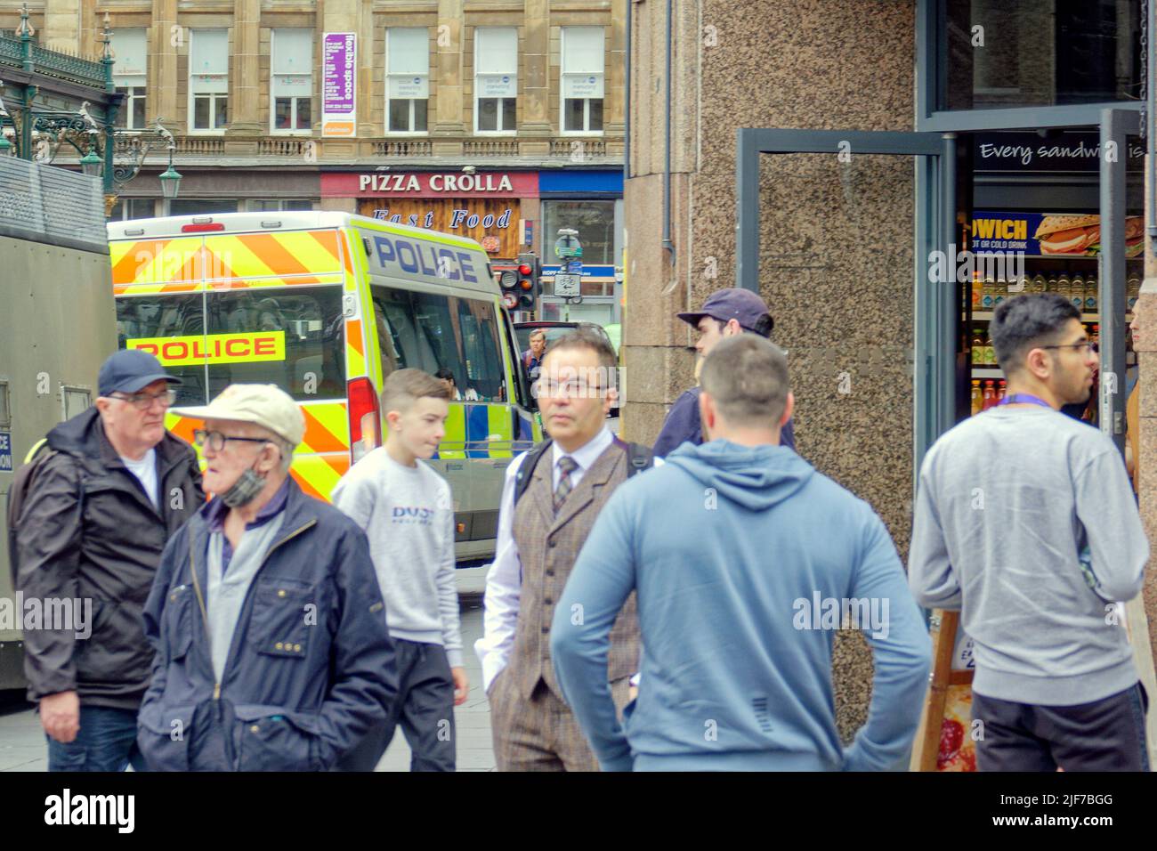 Glasgow, Schottland, Großbritannien 30.. Juni 2022. Der Polizeivorfall schließt das Zentrum der Stadt, da die Hauptstraße durch das Stadtzentrum in der Nähe des Hauptbahnhofs auf der Union Street gesperrt ist und der Verkehr, der bei vielen Polizisten umgeleitet wird, mit einem Hubschrauber über dem Hotel schwebt. Credit Gerard Ferry/Alamy Live News Stockfoto Glasgow, Schottland, Großbritannien 30.. Juni 2022. Der Polizeivorfall schließt das Zentrum der Stadt, da die Hauptstraße durch das Stadtzentrum in der Nähe des Hauptbahnhofs auf der Union Street gesperrt ist und der Verkehr, der bei vielen Polizisten umgeleitet wird, mit einem Hubschrauber über dem Hotel schwebt. Credit Gerard Ferry/Alamy Live News Stockfoto