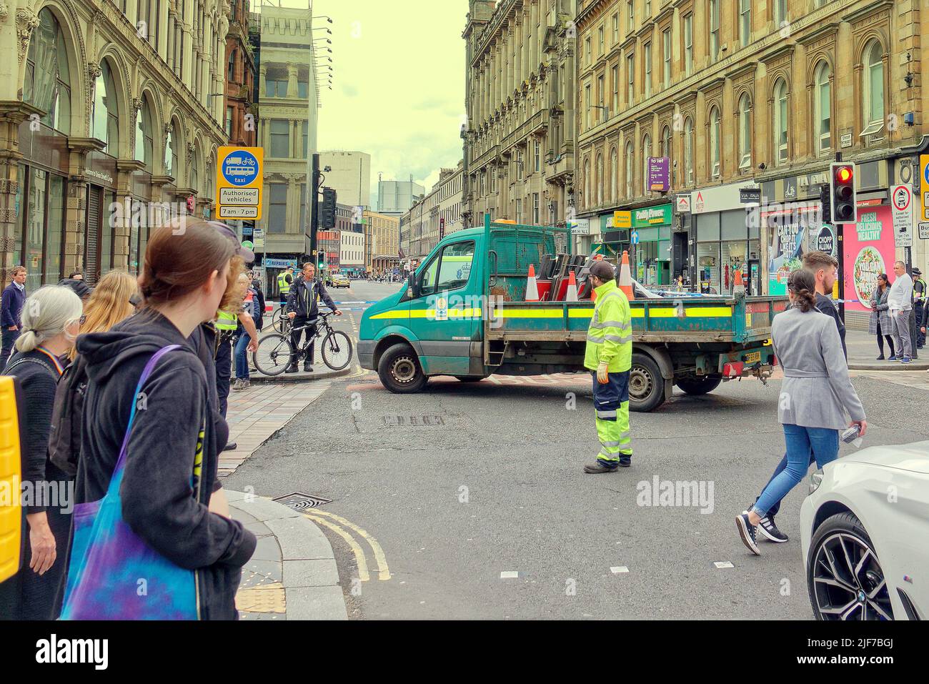 Glasgow, Schottland, Großbritannien 30.. Juni 2022. Der Polizeivorfall schließt das Zentrum der Stadt, da die Hauptstraße durch das Stadtzentrum in der Nähe des Hauptbahnhofs auf der Union Street gesperrt ist und der Verkehr, der bei vielen Polizisten umgeleitet wird, mit einem Hubschrauber über dem Hotel schwebt. Credit Gerard Ferry/Alamy Live News Stockfoto Glasgow, Schottland, Großbritannien 30.. Juni 2022. Der Polizeivorfall schließt das Zentrum der Stadt, da die Hauptstraße durch das Stadtzentrum in der Nähe des Hauptbahnhofs auf der Union Street gesperrt ist und der Verkehr, der bei vielen Polizisten umgeleitet wird, mit einem Hubschrauber über dem Hotel schwebt. Credit Gerard Ferry/Alamy Live News Stockfoto