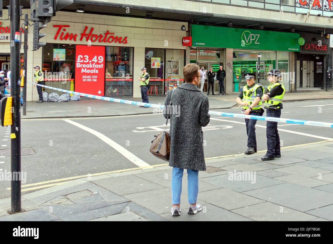 Glasgow, Schottland, Großbritannien 30.. Juni 2022. Der Polizeivorfall schließt das Zentrum der Stadt, da die Hauptstraße durch das Stadtzentrum in der Nähe des Hauptbahnhofs auf der Union Street gesperrt ist und der Verkehr, der bei vielen Polizisten umgeleitet wird, mit einem Hubschrauber über dem Hotel schwebt. Credit Gerard Ferry/Alamy Live News Stockfoto Glasgow, Schottland, Großbritannien 30.. Juni 2022. Der Polizeivorfall schließt das Zentrum der Stadt, da die Hauptstraße durch das Stadtzentrum in der Nähe des Hauptbahnhofs auf der Union Street gesperrt ist und der Verkehr, der bei vielen Polizisten umgeleitet wird, mit einem Hubschrauber über dem Hotel schwebt. Credit Gerard Ferry/Alamy Live News Stockfoto