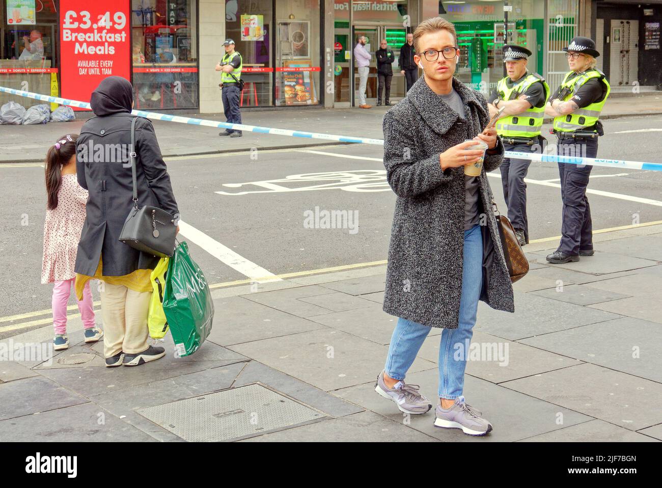 Glasgow, Schottland, Großbritannien 30.. Juni 2022. Der Polizeivorfall schließt das Zentrum der Stadt, da die Hauptstraße durch das Stadtzentrum in der Nähe des Hauptbahnhofs auf der Union Street gesperrt ist und der Verkehr, der bei vielen Polizisten umgeleitet wird, mit einem Hubschrauber über dem Hotel schwebt. Credit Gerard Ferry/Alamy Live News Stockfoto Glasgow, Schottland, Großbritannien 30.. Juni 2022. Der Polizeivorfall schließt das Zentrum der Stadt, da die Hauptstraße durch das Stadtzentrum in der Nähe des Hauptbahnhofs auf der Union Street gesperrt ist und der Verkehr, der bei vielen Polizisten umgeleitet wird, mit einem Hubschrauber über dem Hotel schwebt. Credit Gerard Ferry/Alamy Live News Stockfoto