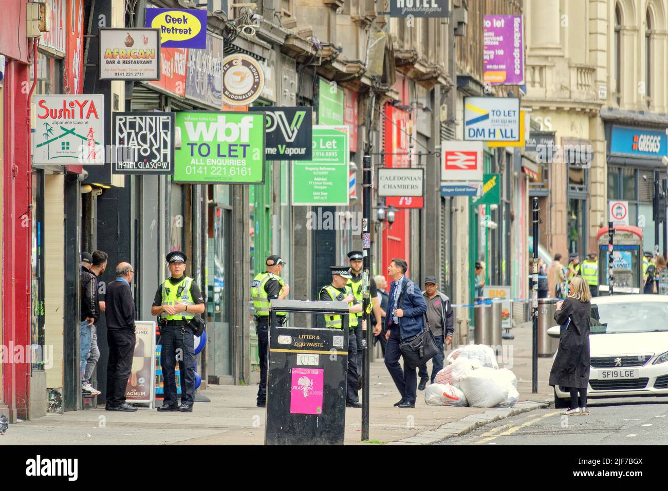 Glasgow, Schottland, Großbritannien 30.. Juni 2022. Der Polizeivorfall schließt das Zentrum der Stadt, da die Hauptstraße durch das Stadtzentrum in der Nähe des Hauptbahnhofs auf der Union Street gesperrt ist und der Verkehr, der bei vielen Polizisten umgeleitet wird, mit einem Hubschrauber über dem Hotel schwebt. Credit Gerard Ferry/Alamy Live News Stockfoto Glasgow, Schottland, Großbritannien 30.. Juni 2022. Der Polizeivorfall schließt das Zentrum der Stadt, da die Hauptstraße durch das Stadtzentrum in der Nähe des Hauptbahnhofs auf der Union Street gesperrt ist und der Verkehr, der bei vielen Polizisten umgeleitet wird, mit einem Hubschrauber über dem Hotel schwebt. Credit Gerard Ferry/Alamy Live News Stockfoto