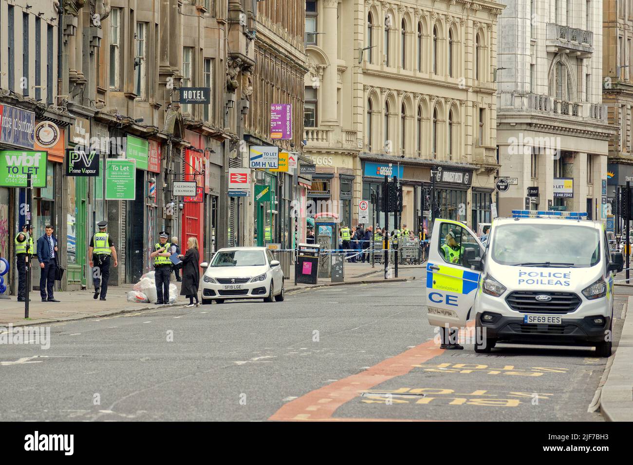 Glasgow, Schottland, Großbritannien 30.. Juni 2022. Der Polizeivorfall schließt das Zentrum der Stadt, da die Hauptstraße durch das Stadtzentrum in der Nähe des Hauptbahnhofs auf der Union Street gesperrt ist und der Verkehr, der bei vielen Polizisten umgeleitet wird, mit einem Hubschrauber über dem Hotel schwebt. Credit Gerard Ferry/Alamy Live News Stockfoto Glasgow, Schottland, Großbritannien 30.. Juni 2022. Der Polizeivorfall schließt das Zentrum der Stadt, da die Hauptstraße durch das Stadtzentrum in der Nähe des Hauptbahnhofs auf der Union Street gesperrt ist und der Verkehr, der bei vielen Polizisten umgeleitet wird, mit einem Hubschrauber über dem Hotel schwebt. Credit Gerard Ferry/Alamy Live News Stockfoto