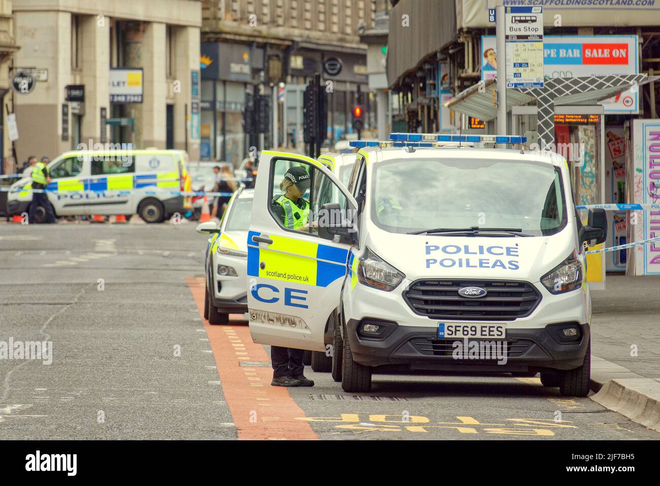 Glasgow, Schottland, Großbritannien 30.. Juni 2022. Der Polizeivorfall schließt das Zentrum der Stadt, da die Hauptstraße durch das Stadtzentrum in der Nähe des Hauptbahnhofs auf der Union Street gesperrt ist und der Verkehr, der bei vielen Polizisten umgeleitet wird, mit einem Hubschrauber über dem Hotel schwebt. Credit Gerard Ferry/Alamy Live News Stockfoto Glasgow, Schottland, Großbritannien 30.. Juni 2022. Der Polizeivorfall schließt das Zentrum der Stadt, da die Hauptstraße durch das Stadtzentrum in der Nähe des Hauptbahnhofs auf der Union Street gesperrt ist und der Verkehr, der bei vielen Polizisten umgeleitet wird, mit einem Hubschrauber über dem Hotel schwebt. Credit Gerard Ferry/Alamy Live News Stockfoto
